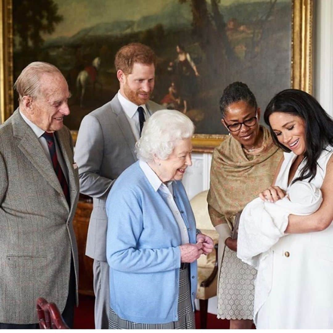 タイリース・ギブソンさんのインスタグラム写真 - (タイリース・ギブソンInstagram)「Hello world...... That’s the queen of England for the first time In the history of our world looking at her multi ethnic grandchild!!!! Oh this is levels of joy that you guys will never ever understand!!!」5月11日 22時21分 - tyrese