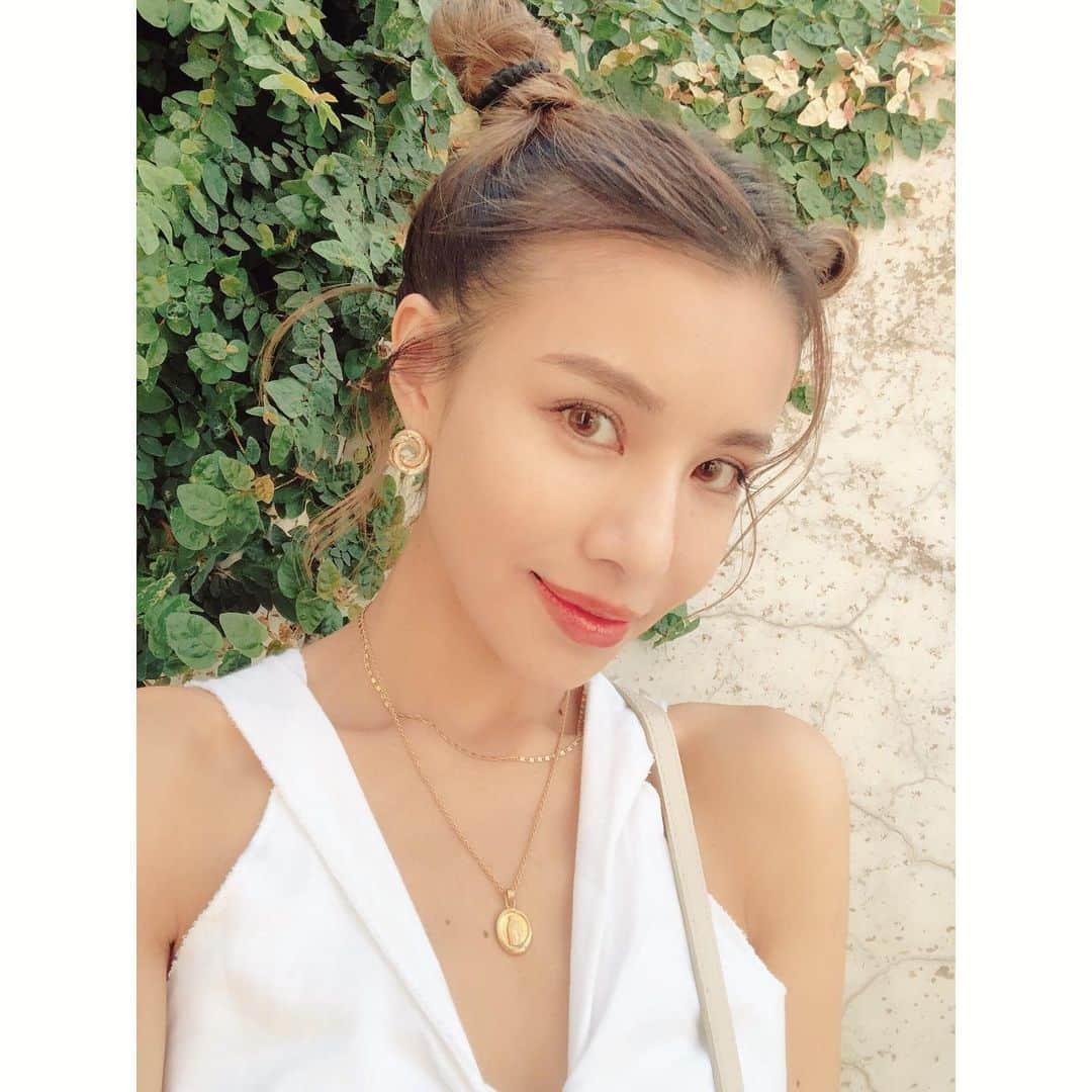 難波サキさんのインスタグラム写真 - (難波サキInstagram)「今日はフリマ ご来場頂いた方🍀 お声がけしてくださった方🍀 暑い中 並んでくださった方🍀 ありがとうございました🙏🏻！ ・ 久しぶりに ファンの方とお話できたり 写真撮ったり ハグしたり… 幸せな時間でした✨✨✨ ・ 前にお会いした時は 妊婦さんだったのに 今日は抱っこ紐で ベビちゃんと… 前にお会いした時は 妊婦さんじゃなかったのに 8か月の大きなお腹で… 大変な状況の中 足を運んで頂いて… 感謝でいっぱいであります🧚🏻‍♀️ いつも応援してくださる方々の 温かさとみなさんの幸せを感じました✨ 心から ありがとうでいっぱい💕 ・ 明日もフリマは沢山商品あります！！ 私のも まだあります✨ ・ P.S よく見たら 頭に虫ついてました 爆笑 木ノ実かもしれないけど🙄あはは」5月11日 22時34分 - sakinanba