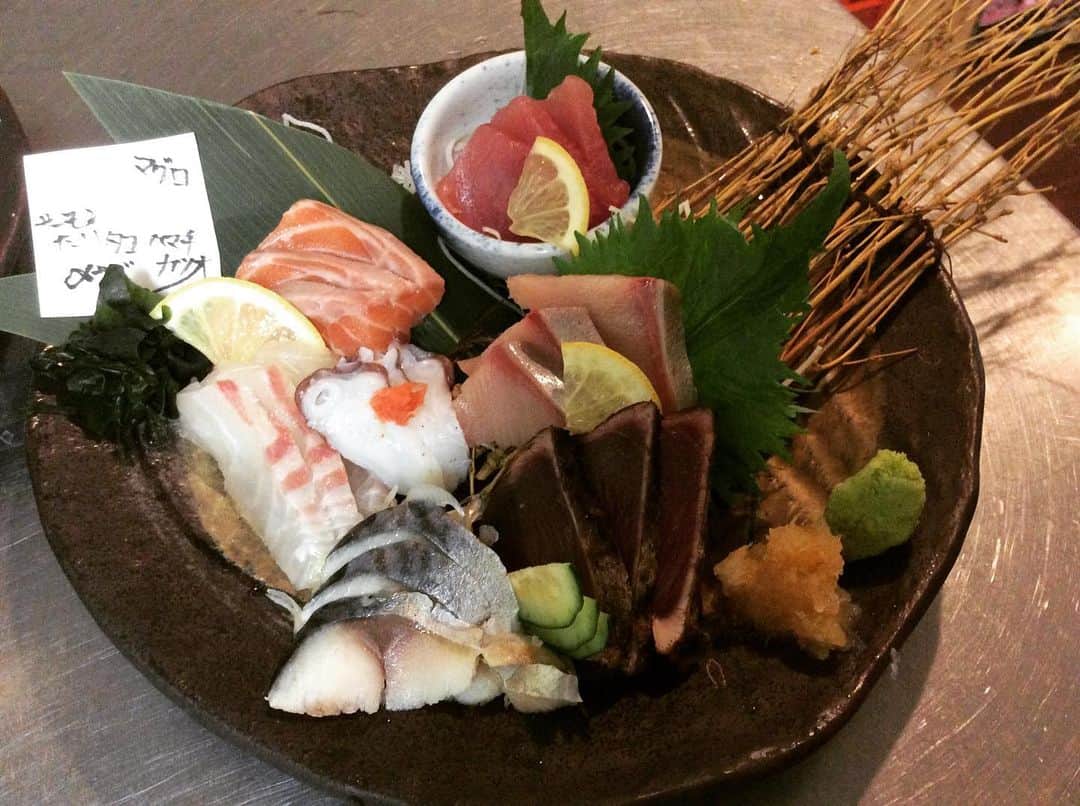 のインスタグラム：「毎度おおきに〜〜〜！ 知床漁場枚方店です🐟🍺✨ 本日もたくさんのご来店ありがとうございました😊  本日紹介するにはお造りの盛り合わせ7種です！！！豪華な品なので、是非食べにお越しください(*^ω^*) #知床漁場 #枚方居酒屋 #北海道料理 #お造り盛合せ #枚方飲み #海鮮居酒屋#鯛 #ハマチ #サーモン #🐟🍺」