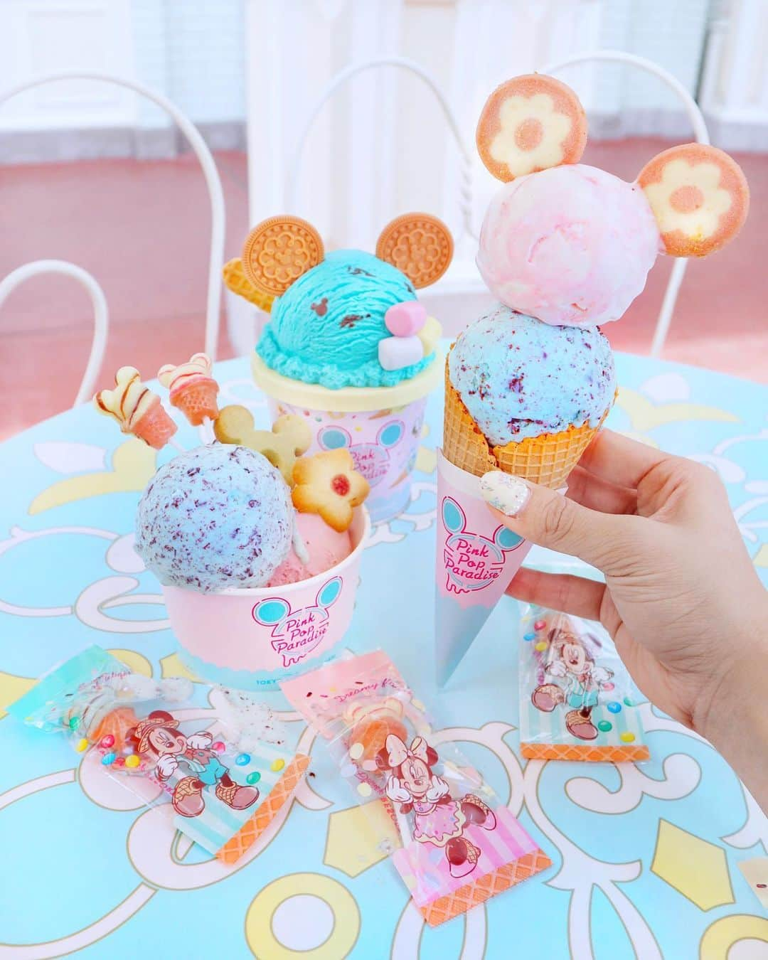 小沼瑞季さんのインスタグラム写真 - (小沼瑞季Instagram)「🍨🍬🍨🍭🍨🍬🍨﻿ ﻿ アイスクリームコーンで﻿ 「pink pop paradise」のスリーブがついた﻿ アイスが発売されたよ〜〜🍨💕🍨💕﻿ ﻿ アイス型のBOXもめちゃかわでした😍﻿ 中身はキャンディー🍭🍬﻿ ﻿ イースター限定のクッキー🍪も﻿ トッピングしてみたり...🤫💗盛り盛り🎶﻿ ﻿ ミント味のアイス久しぶりに食べたけど﻿ すっきりさっぱりで美味しかった🌱﻿ ﻿ ﻿ #tokyodisneyland#tokyodisneyresort#tdl#disneyfood#disneyig#pinkpopparadise#candypop#ディズニーランド#東京ディズニーランド#東京ディズニーリゾート#アイスクリームコーン#アイスクリーム#キャンディ#ディズニースウィーツ#ディズニーフード#みいきディズニー🏰💞 ﻿」5月11日 22時40分 - mizukikonuma