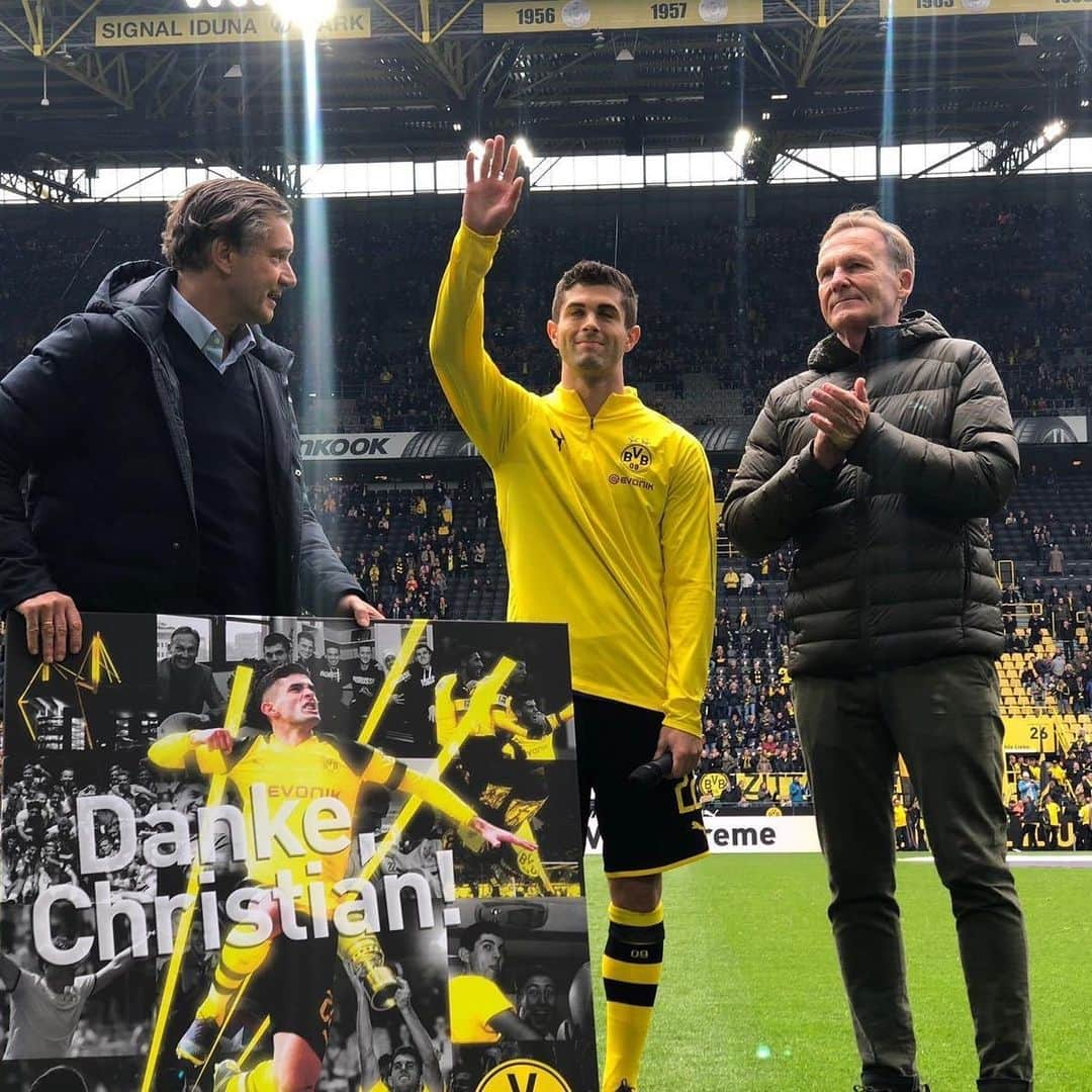 サッカー アメリカ代表チームさんのインスタグラム写真 - (サッカー アメリカ代表チームInstagram)「A deserved send-off for @cmpulisic in his last match for @bvb09 at Signal Iduna Park. 👏🏻👏🏻🖤💛」5月11日 22時40分 - usmnt