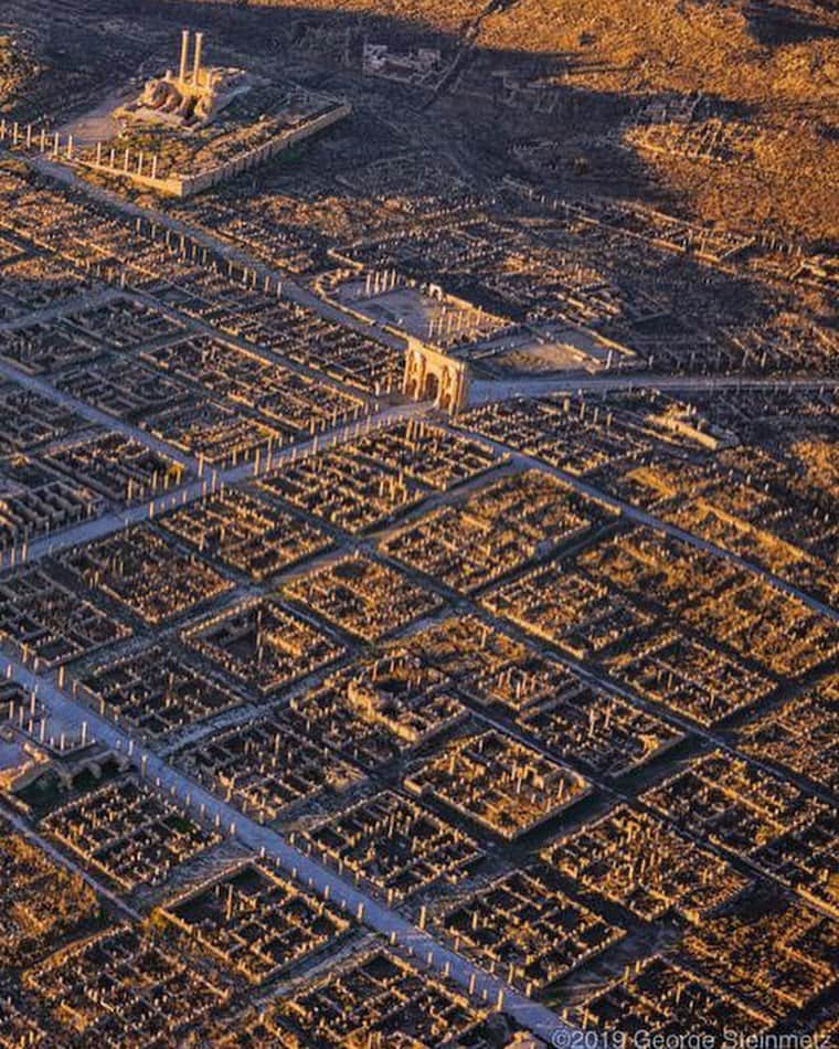 thephotosocietyさんのインスタグラム写真 - (thephotosocietyInstagram)「Photo by George Steinmetz @geosteinmetz  The seldom visited ruins of Timgad, Algeria, are one of the best preserved examples of Roman town planning. Located on the south side of the mountains that separate the Sahara from the coast, it’s hard to believe that this was once the breadbasket of the Roman Empire. But the North African climate has become significantly drier over the millennia.  To view more of our world from above, follow @geosteinmetz」5月11日 22時54分 - thephotosociety