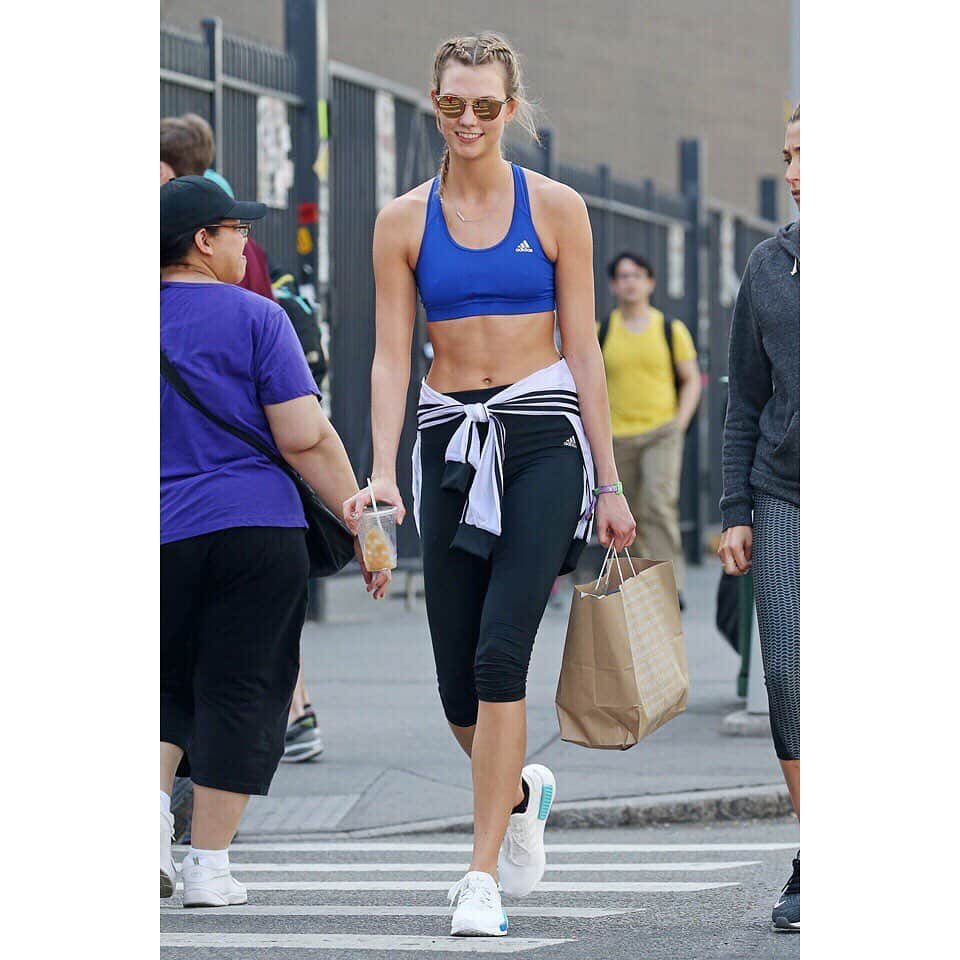 Vogue Taiwan Officialさんのインスタグラム写真 - (Vogue Taiwan OfficialInstagram)「​​#VogueStreetDigest ﻿ ​​呼叫健身控！跟著超模 KK #KarlieKloss 一起動起來！﻿ ​​Calling all gym bunnies! Follow supermodel Karlie Kloss and let’s work out!﻿ ​​﻿ ​​身為美國超模和科技創業家的她，同時是個運動老手。其實 Karlie 的努力來自小時候的古典芭蕾舞訓練，讓她擁有了難以置信的美好體格。這位名模從來沒有鬆懈，繼續加強訓練。每週參加皮拉提斯、有氧運動和重訓課。﻿ ​​The American model and tech tycoon is a dedicated. In fact, Kloss’ hard work began as a girl with classical ballet training, a discipline she credits with building the foundation for her incredible physique. Since then the model has continued to step up, sweating it out in weekly Pilates, cardio and strength-training classes.﻿ ​​﻿ ​​「身體強壯讓我充分感到自信！」－卡莉克勞斯﻿ ​​’I feel most confident when I’m strong.’ －Karlie Kloss﻿ ​​﻿ ​​左滑​看 Karlie 的時髦運動穿搭！　﻿ ​​Swipe left to get the workout style inspiration from model Karlie Kloss! ﻿ ​​﻿ ​​#Vogue雙語讀時尚 #workoutapparel #gymclothing #gymwear #Klossy #celebrityfashion #streetfashion」5月11日 22時54分 - voguetaiwan