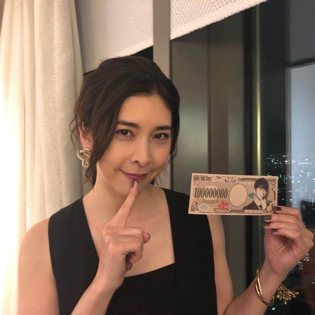 竹内結子さんのインスタグラム写真 - (竹内結子Instagram)「・ 面白くて楽しくて痛快で 大好きコンフィデンスマンjp❣️ あの3人（+五十嵐）が 映画になって帰ってくるよ  空から降るボクちゃんのお札を 手に入れました 皆さんとのこの写真とともに 私のお宝になりました❣️ #映画コンフィデンスマンjp  5/17日公開‼️ですよね‼️」5月11日 23時03分 - yuko_takeuchi0401