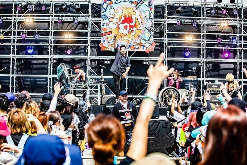 Tatsuya Amanoさんのインスタグラム写真 - (Tatsuya AmanoInstagram)「Live at MIYAKO ISLAND ROCK FESTIVAL 2019🇯🇵 2年振りの宮古ロックフェス、晴れの下で大暴れ。 かなり暑かったですが爆音で気持ちよかった！ 皆さんありがとうございました🤘🏻💥 See you next time!  Photo by @cazrowaoki」5月11日 23時04分 - tatsucrossfaith