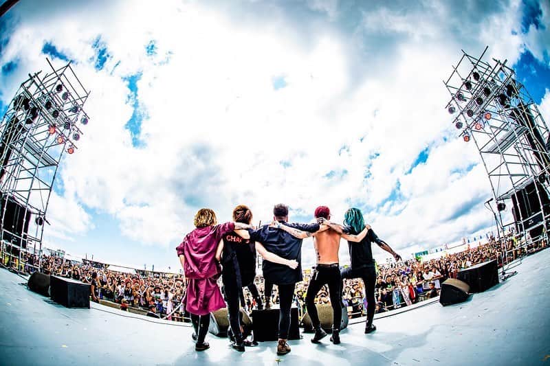 Tatsuya Amanoのインスタグラム：「Live at MIYAKO ISLAND ROCK FESTIVAL 2019🇯🇵 2年振りの宮古ロックフェス、晴れの下で大暴れ。 かなり暑かったですが爆音で気持ちよかった！ 皆さんありがとうございました🤘🏻💥 See you next time!  Photo by @cazrowaoki」