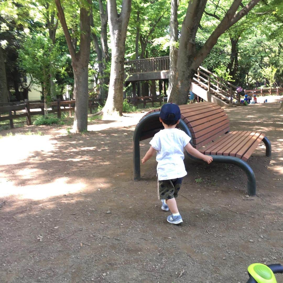 蒲生麻由さんのインスタグラム写真 - (蒲生麻由Instagram)「夏陽気の週末。 今日も息子と日課の公園遊び。 眩しい太陽と新緑が綺麗で癒されたー🌿 そんな景色の中走り回り、 無邪気に遊ぶ息子の姿と、 仲間に入れろと言わんばかりにお腹の中で暴れるベビー。 幸せで贅沢すぎる時間だわー🌸  #mamalife #ファインダーごしの私の世界 #男の子ママ #日課の公園遊び #新緑 #木漏れ日 #幸せなひと時 #もうすぐ妊娠後期突入 #妊婦 #既に苦しい #2人目妊娠中 #babyboy #2歳児」5月11日 23時13分 - mayugamo_lamana