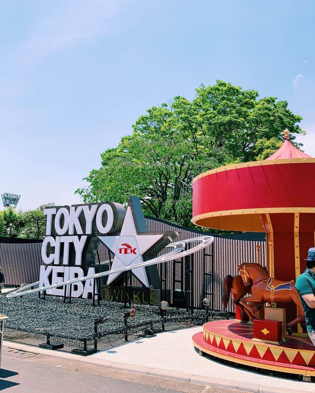井手綾香さんのインスタグラム写真 - (井手綾香Instagram)「東京蚤の市にて🐎💛 大井競馬場で明日まで行われる超大規模な蚤の市。大賑わいでした。 個性的なアンティークショップもあったりして、博物館気分で楽しんできました😂  しかしとにかく今日は暑くて…サンダル履いてきて正解だった〜！しかし帽子も必須でした😳頭皮がヒリヒリww  #東京蚤の市 #大井競馬場 #夏日 #サンダル #3枚目と4枚目のホラー感」5月11日 23時10分 - ide_ayaka_official