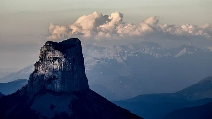 フランス大使館さんのインスタグラム写真 - (フランス大使館Instagram)「【フランスの風景🌄】フランス南東部のヴェルコール地方自然公園は、1970年に作られた18万6千haにも及ぶ公園です。多彩な動植物が生息し、四季折々の風景を楽しむことができます💚🌿写真は公園の中に位置するエギーユ山。侵食によってできた先鋒だそう。@ladrometourisme Photos : Tom Chirossel, @ParcDuVercors 🌄 Un jour en France : Le paysage du parc naturel régional du Vercors, situé entre la Drôme et l’Isère, change au fil des saisons ! 💚 Crée en 1970, il s’étend sur 186 000 hectares et est riche d’une grande diversité de faune et de flore ! 🌿Photos : Tom Chirossel, @ParcDuVercors」5月12日 10時00分 - ambafrancejp