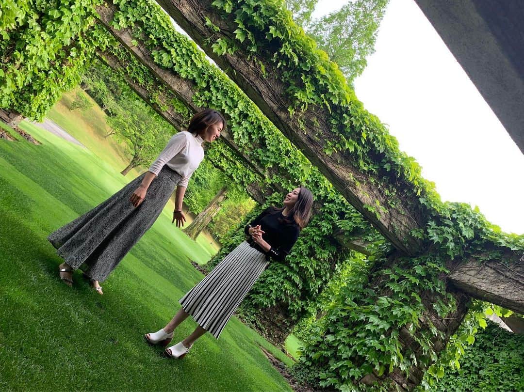 のインスタグラム：「仕事終わりにパシャリ...📸 お客様お見送り🙂 . . . #fidra #ゴルフスイング #ゴルフ女子 #lpga #jlpga #高尔夫 #골프 #golf #golfswing #ゴルフウェア #コーデ #竹村真琴 #仲良し #美白」