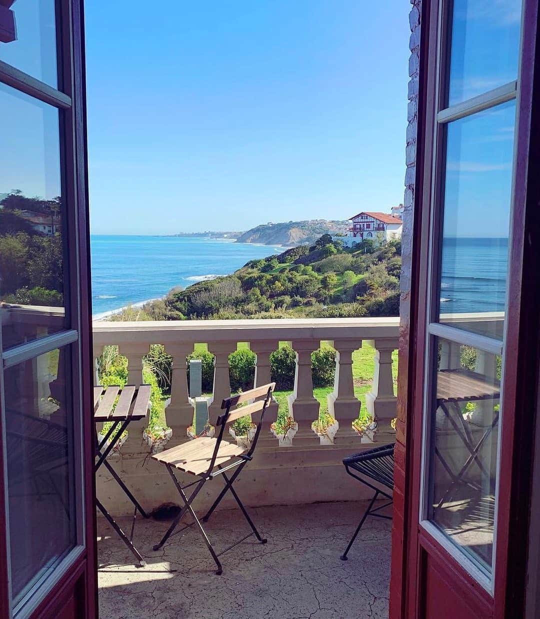 Airbnbさんのインスタグラム写真 - (AirbnbInstagram)「Whether you watch the surfers from your balcony or decide to join them, Frank’s villa makes it easy to get to know French Basque Country. After a day at the beach, stroll to L’Auberge Basque in town for a seafood feast with a view of the Pyrenees.  Photo: @villa.anvers_guethary」5月12日 8時34分 - airbnb