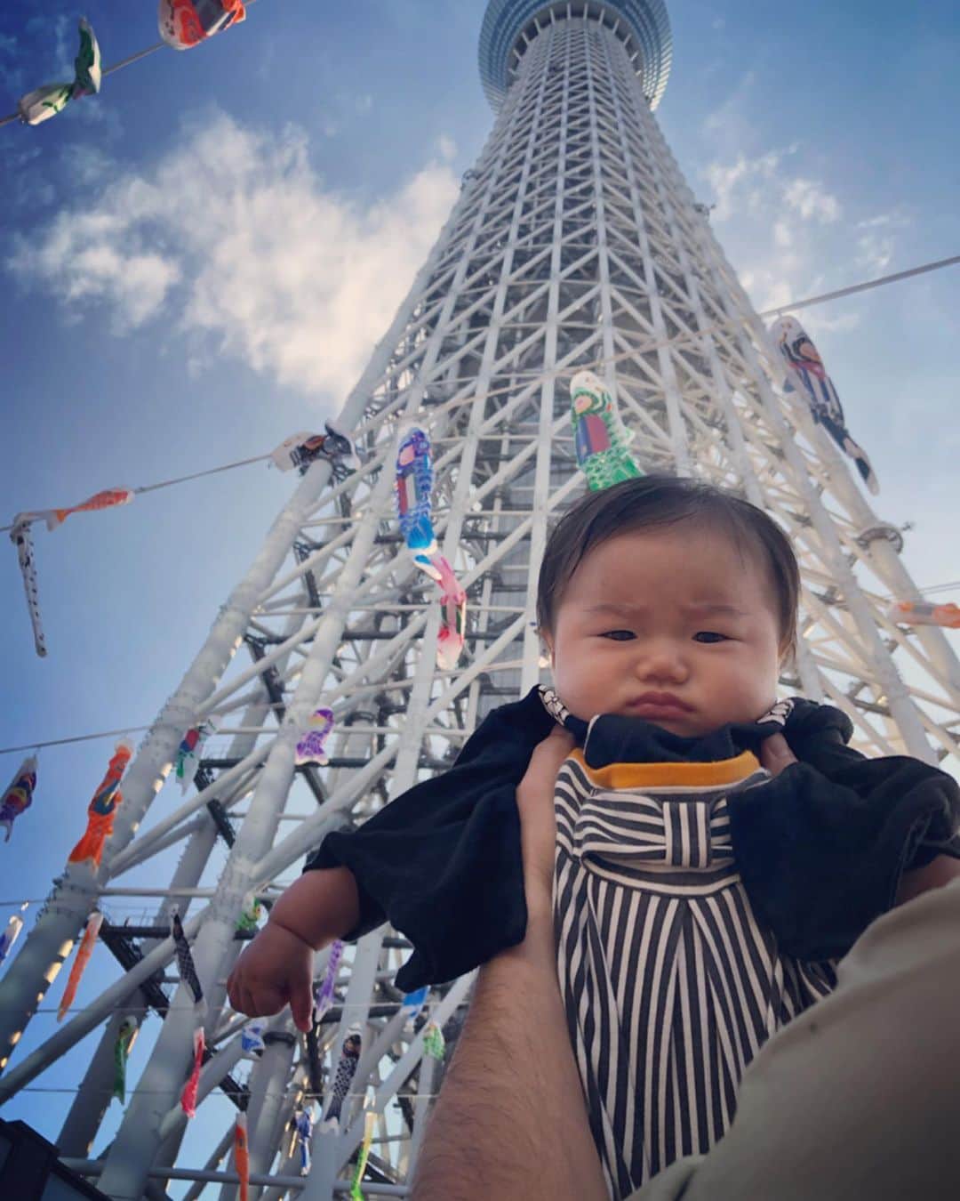小林真樹子さんのインスタグラム写真 - (小林真樹子Instagram)「🌈2019 GW 🎏🍴 ラストのお出かけは、こどもの日。 次男にとって初節句。 . ここでしか過ごせない日にしようということで… スカイツリーの1500匹の鯉のぼりと共に🎏✨ これには長男興奮！会場のステージショーでも一緒に踊ったり楽しそうで何よりでした😆 . 普段ニコニコさんの次男は、きりっとしてた。笑。 邪気を払ってるのかな😂  これからもスクスク育ってね✨ . #親子でおでかけ  #スカイツリー #こどもの日 #端午の節句 #和装ロンパース #お兄ちゃんの作った鯉のぼりと #筍ご飯は夫が #めで鯛 #菖蒲餅 #4歳 #5ヶ月baby  #2人育児」5月12日 8時37分 - makikokobayashi.n