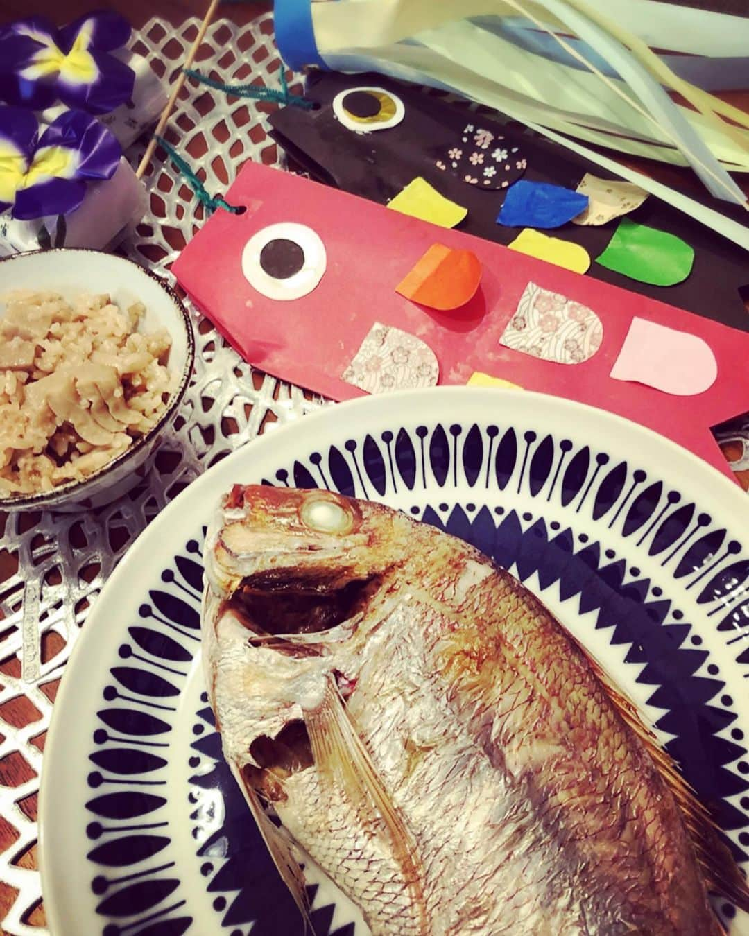 小林真樹子さんのインスタグラム写真 - (小林真樹子Instagram)「🌈2019 GW 🎏🍴 ラストのお出かけは、こどもの日。 次男にとって初節句。 . ここでしか過ごせない日にしようということで… スカイツリーの1500匹の鯉のぼりと共に🎏✨ これには長男興奮！会場のステージショーでも一緒に踊ったり楽しそうで何よりでした😆 . 普段ニコニコさんの次男は、きりっとしてた。笑。 邪気を払ってるのかな😂  これからもスクスク育ってね✨ . #親子でおでかけ  #スカイツリー #こどもの日 #端午の節句 #和装ロンパース #お兄ちゃんの作った鯉のぼりと #筍ご飯は夫が #めで鯛 #菖蒲餅 #4歳 #5ヶ月baby  #2人育児」5月12日 8時37分 - makikokobayashi.n