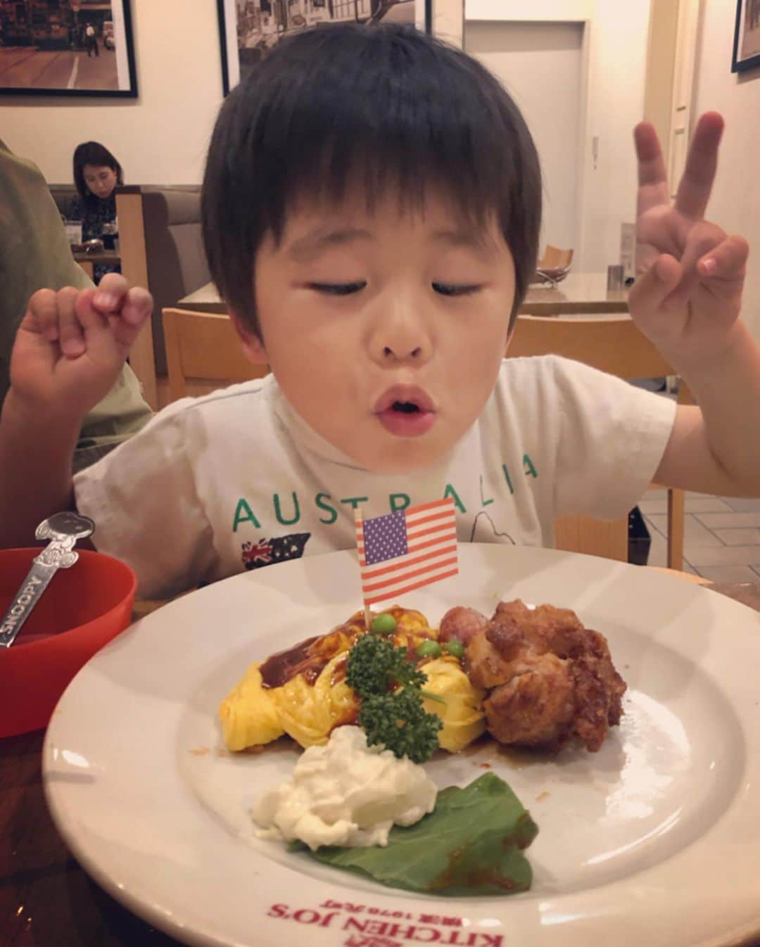 小林真樹子さんのインスタグラム写真 - (小林真樹子Instagram)「🌈2019 GW 🎏🍴 ラストのお出かけは、こどもの日。 次男にとって初節句。 . ここでしか過ごせない日にしようということで… スカイツリーの1500匹の鯉のぼりと共に🎏✨ これには長男興奮！会場のステージショーでも一緒に踊ったり楽しそうで何よりでした😆 . 普段ニコニコさんの次男は、きりっとしてた。笑。 邪気を払ってるのかな😂  これからもスクスク育ってね✨ . #親子でおでかけ  #スカイツリー #こどもの日 #端午の節句 #和装ロンパース #お兄ちゃんの作った鯉のぼりと #筍ご飯は夫が #めで鯛 #菖蒲餅 #4歳 #5ヶ月baby  #2人育児」5月12日 8時37分 - makikokobayashi.n