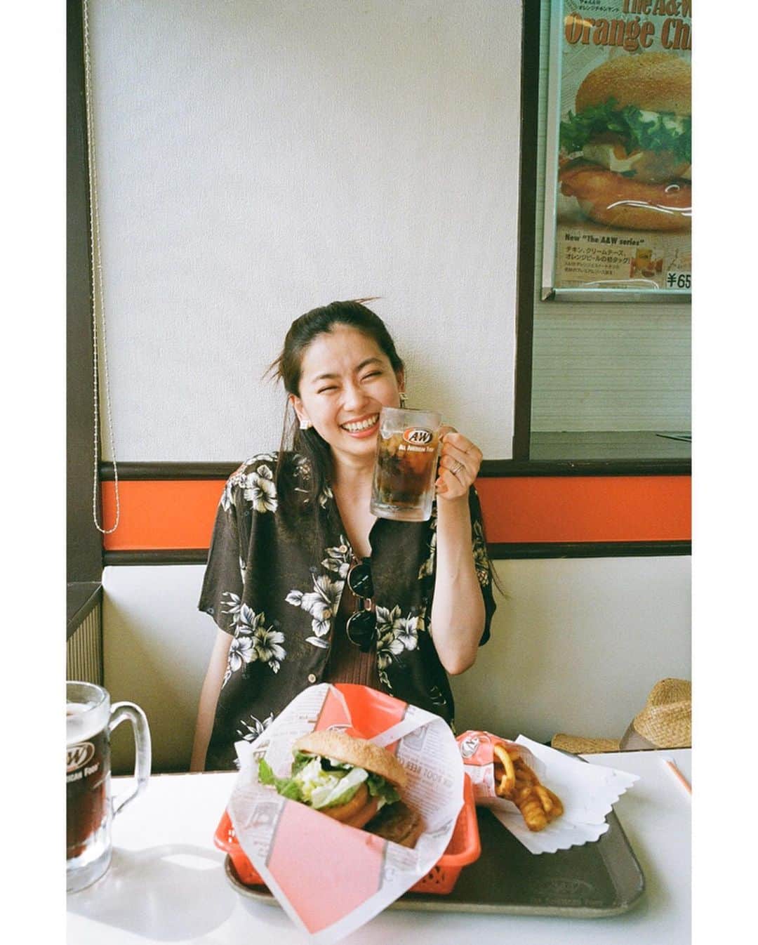のインスタグラム：「ごはんとお土産記録🐄🍔🌺 アロハシャツ着てうかれたよ この店沖縄にしかないみたいだよ まさかのジュース飲み放題🥤✨✨ 2day☀︎#A&W#沖縄バーガー 2day★#うさぎや#波のうえ店  3day☀︎#ペリカン食堂#餃子 #holiday#旅行#石垣島 #trip#memory#film#🍴 #2019#24apl#summer #chisatravel#松永ちさと」