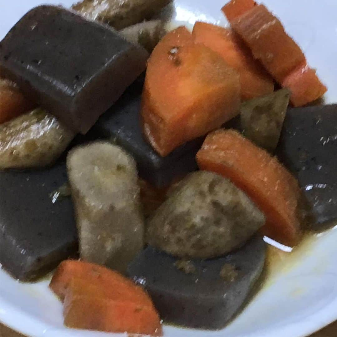 柳家さん生さんのインスタグラム写真 - (柳家さん生Instagram)「5/12朝ご飯だぁ〜 豆腐サラダ 人参胡麻和え 根菜蒟蒻のきんぴら #さん生 #煮物 #きんぴら #豆腐サラダ  #人参 #胡麻和え」5月12日 8時43分 - waraiguma1957