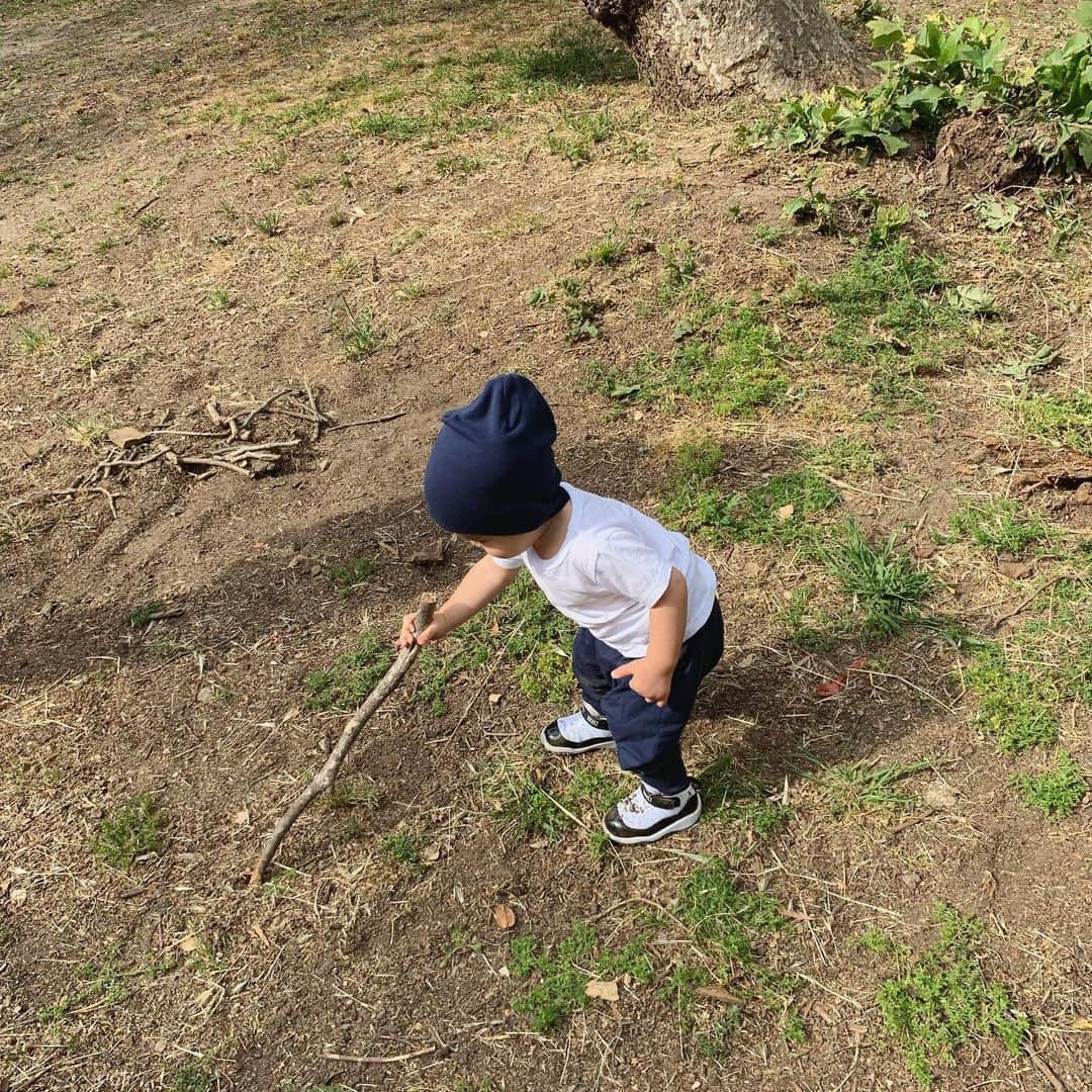 吉川ひなのさんのインスタグラム写真 - (吉川ひなのInstagram)「棒が大好きな息子 いつのまにか自分にちょうどいい棒を見つけていつも持ってる🤖 危なくってしょーがない🤪」5月12日 8時44分 - hinanoyoshikawa