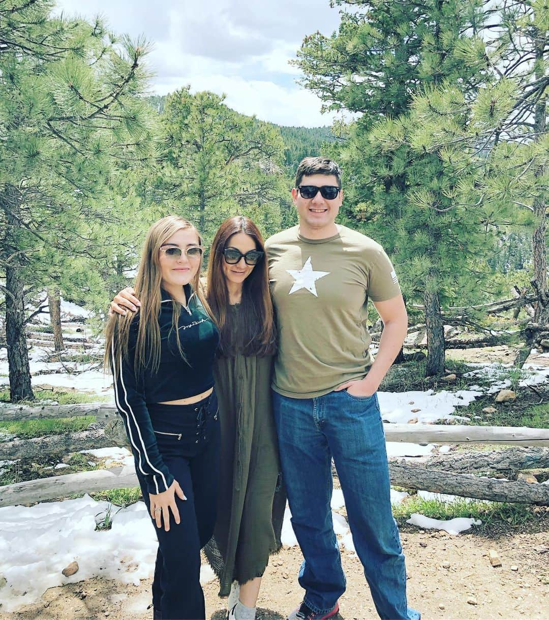 マキ・コニクソンさんのインスタグラム写真 - (マキ・コニクソンInstagram)「Good morning from Boulder, Colorado!!! 今日は朝からFlatirons mountainまでドライブ🚗💨 まだ地面に雪が残っている。さむっ。❄️ 親子水入らず観光しています！🤗🤗 お互いハッピーな1日を過ごそうね！ #コロラドのおすそ分け⛷ #緑が多いから気持ちが良いよ！ #しあわせなひと時💕」5月12日 8時58分 - makikonikson