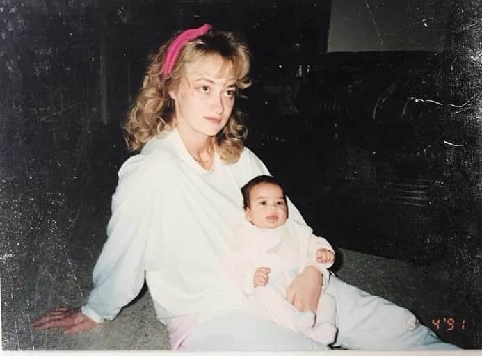 シャニーナ・シャイクのインスタグラム：「Today is Mother’s Day in Australia 💐 I want to thank my mother today,  for always being by my side , for teaching me important values and most importantly for loving me. I appreciate you Mummy and love you with all of my heart . Happy Mother’s Day 💕」