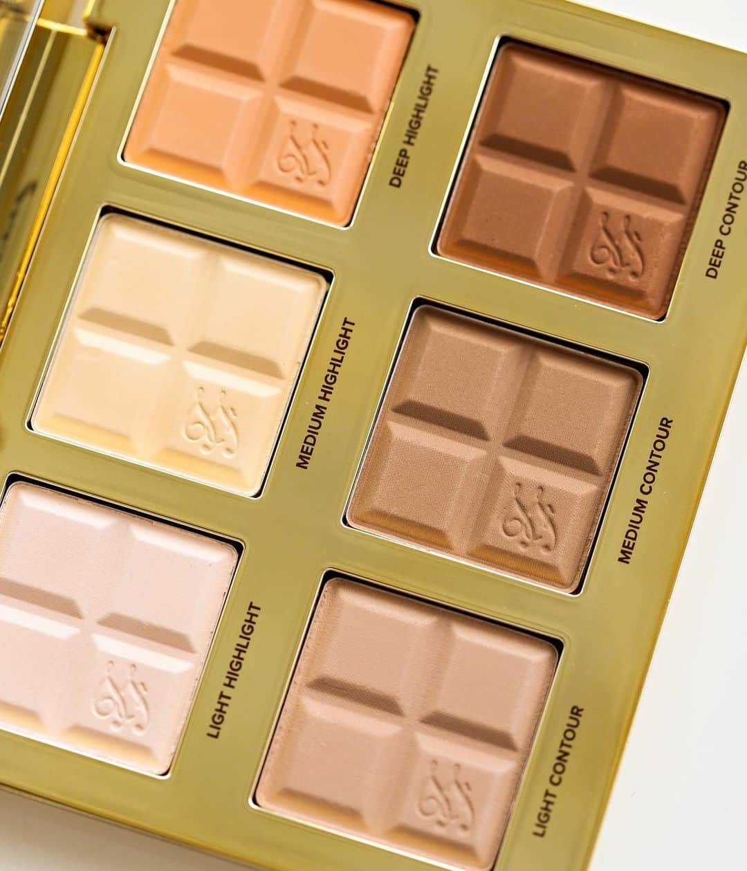 Too Facedさんのインスタグラム写真 - (Too FacedInstagram)「Up close and personal with our Cocoa Contour Palette 😏 Sculpt like a PRO with our 3 contouring shades and 3 soft matte highlighting shades for ALL skin tones! #cocoacontour #toofaced」5月12日 9時02分 - toofaced