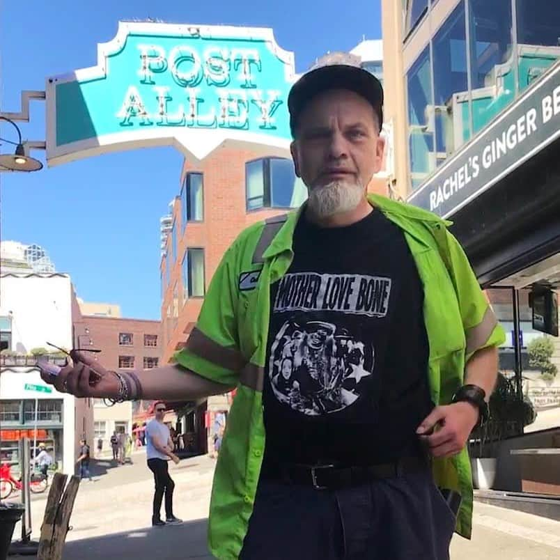 パール・ジャムさんのインスタグラム写真 - (パール・ジャムInstagram)「“OG Seattle music fan “Slam” Chad keeping things under control in the #PikePlaceMarket yesterday.⁣ Chad has supported the music scene in Seattle for 40 years.” ⁣ 📸: Jeff Ament」5月12日 9時03分 - pearljam