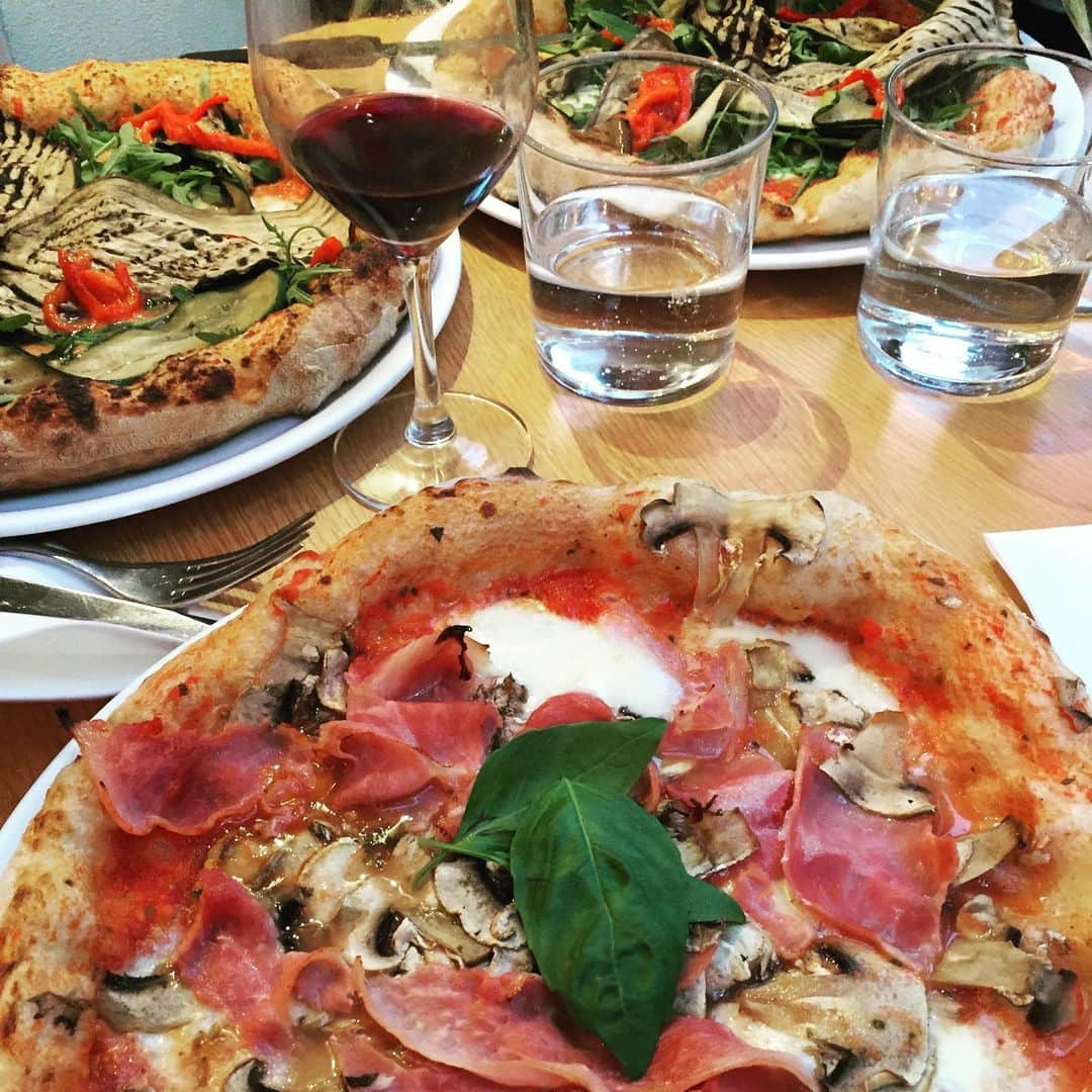 大森美希さんのインスタグラム写真 - (大森美希Instagram)「se retrouver ses anciennes amies à #paris 🇫🇷 #meetup #weekend #dinner #pizza #italian 🇮🇹🍕🍝😋 #italianfood #italien #paris #parislife #週末 #ピザ #イタリアン #パリ #パリ生活 #パリ散歩 #パリところどころ #海外生活 #海外で働く #再会」5月12日 9時06分 - mikiomori_