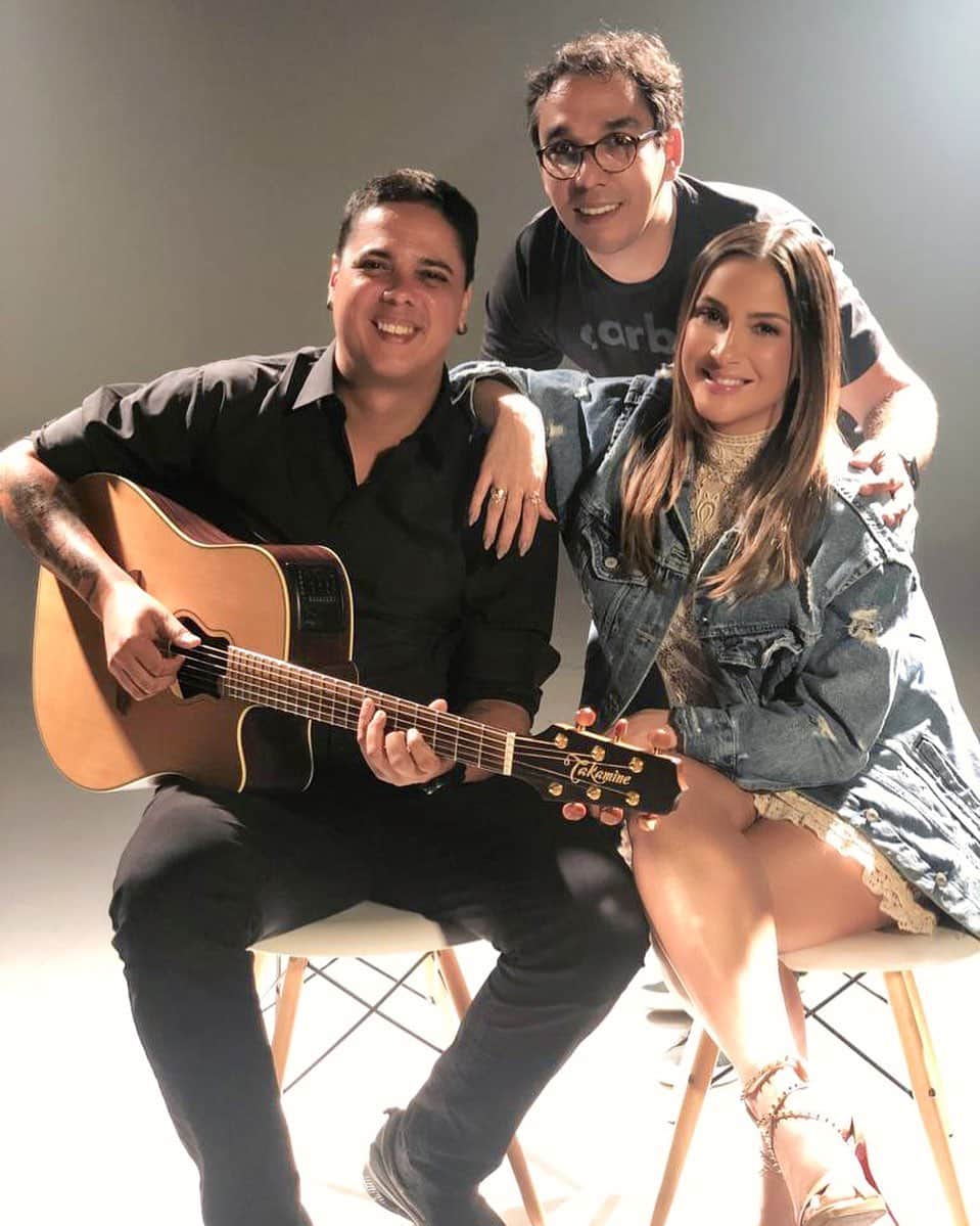Claudia Leitteのインスタグラム：「Amanhã, às 10h, teremos um clipe muito especial pra mim e para todas as mães e filhos, aqui no meu IGTV. Quero que sintam todo o amor e a gratidão desta composição do incrível @rafinhaacustico, e a delicadeza de @chicok e da galera da @macacogordo exposta no vídeo. Pra se apaixonar, agradecer e dizer "eu te amo" #UmMilhãoDeVezes! ♥️🤰🏼」