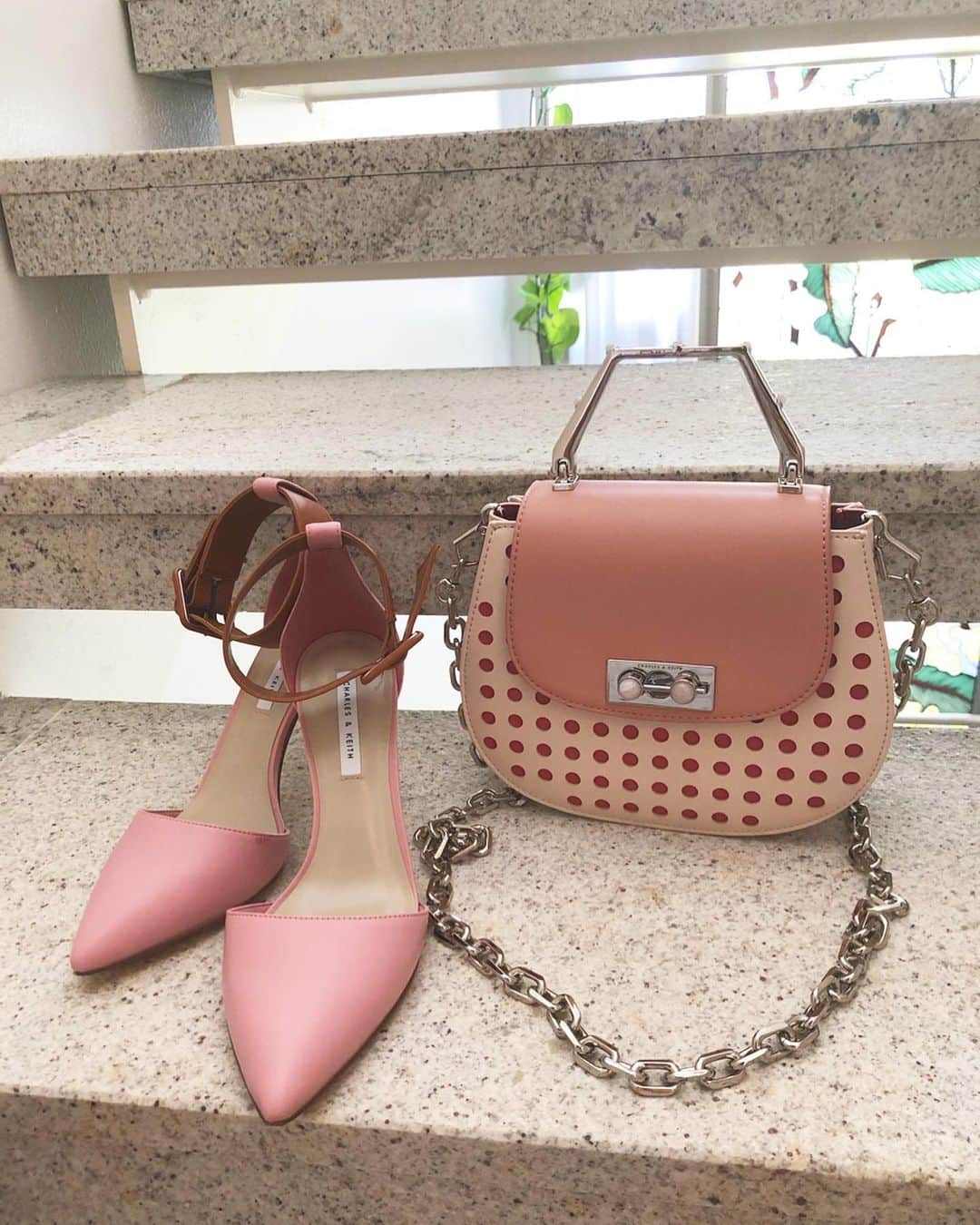 木村安梨沙さんのインスタグラム写真 - (木村安梨沙Instagram)「最近のお気に入りの @charleskeith_jp の靴と鞄💘 DMでこのカバンどこの？って いただいてたのでついでに。 春はピンクが好き。 というのも、最近髪色を明るくしてるので ピンクを身につけたくなる❤️ #ImwithCHARLESKEITH」5月12日 9時09分 - arisa1208