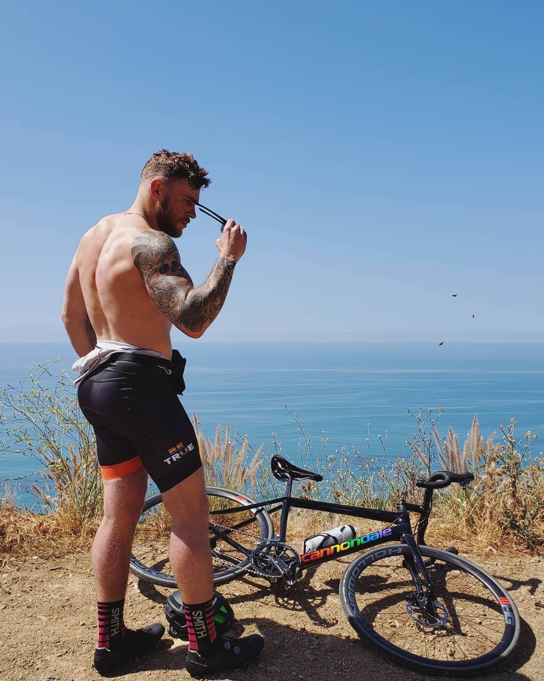 ガス・ケンワージーのインスタグラム：「Singlet, taken and looking for donations. Click the link in my bio to help me reach my @aidslifcycle fundraising goals! 🙏🏼❤️🚴」
