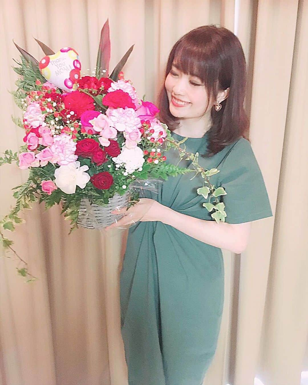 浅井麻里さんのインスタグラム写真 - (浅井麻里Instagram)「🌹🌹﻿ ﻿ 💐母の日💐﻿ ﻿ せっかくなら顔見て直接渡したいなーって﻿ 思ったので、ちょっと早めのスケジュールで﻿ GW中に実家に届くように﻿ お花のアレンジメントをオーダーしました❤️﻿ 喜んでもらえてよかったー💕😆﻿ ﻿ お母さんいつもありがとう💐﻿ ﻿ ﻿ この日に着てるワンピースは、﻿ @lunaree.official の💕﻿ ウエストがツイストデザインだから﻿ キュッと締めてくれてスタイルアップ✨﻿ (写真2枚目⏩)﻿ カジュアルにも大人めにも着られるから﻿ いろんなシーンで重宝しそう💚👗﻿ ﻿ クーポン【5WZA8CED】で﻿ 10%オフになるからよかったら使ってね🎵﻿ ﻿ ﻿ ちなみに…ちらっと見えてる﻿ ミッキーのイヤリングは、﻿ なんと百均の❤️😋（笑）﻿ ﻿ ﻿ #母の日#お母さんありがとう#感謝#お花#プレゼント#アレンジメント#ワンピース#春コーデ#lunaree#ルナリー#mothersday」5月12日 9時10分 - mari_asai_625