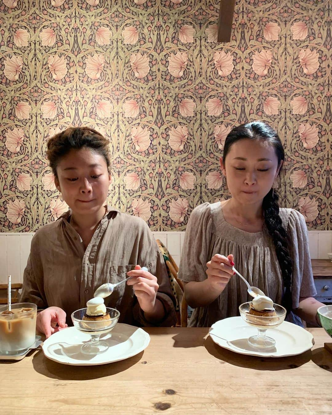 masakiさんのインスタグラム写真 - (masakiInstagram)「Sat.11 May.2019 はれ お久しぶりのロッタちゃん♪ ここにくると小さなハグの1号店を思い出す♡ 無我夢中でがむしゃらに頑張ったあの頃、 レジ奥にブランケットしいて昼寝させてた我が子も こんなに頭がおっきくなりましたw 食いしん坊親子だけあって、おいしいもの目の前にすると同じ顔してるなぁ。  登場してる姐さんたちの投稿はもちろん自分優先w 私の仕事激減したら、その変顔のせいですよ。」5月12日 9時18分 - mogurapicassowols