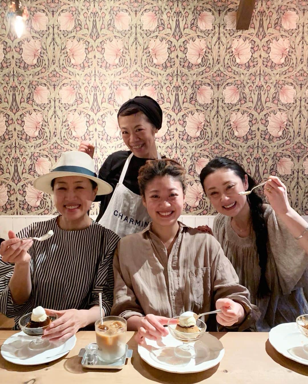 masakiさんのインスタグラム写真 - (masakiInstagram)「Sat.11 May.2019 はれ お久しぶりのロッタちゃん♪ ここにくると小さなハグの1号店を思い出す♡ 無我夢中でがむしゃらに頑張ったあの頃、 レジ奥にブランケットしいて昼寝させてた我が子も こんなに頭がおっきくなりましたw 食いしん坊親子だけあって、おいしいもの目の前にすると同じ顔してるなぁ。  登場してる姐さんたちの投稿はもちろん自分優先w 私の仕事激減したら、その変顔のせいですよ。」5月12日 9時18分 - mogurapicassowols