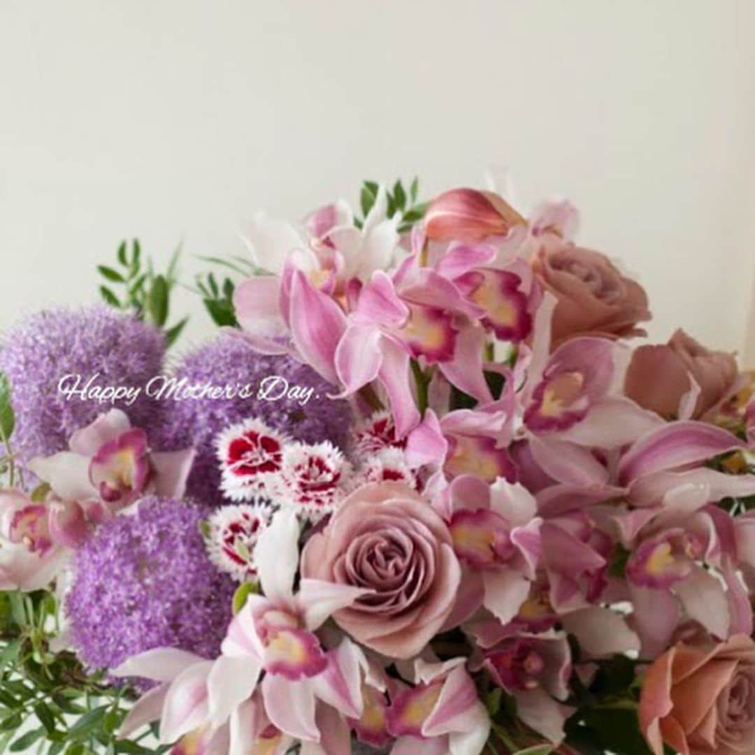 雑誌『花時間』さんのインスタグラム写真 - (雑誌『花時間』Instagram)「おはようございます。今日は母の日。日本中の世界中のお母さんへ、ありがとうのお花をお贈りします💖  これからお花を買いに行くなら、参考にしてみてくださいねー。と言うのもじつは、きれいなだけでなく、長もちする花をメインにしているんです。それはランのシンビジウム。短く切り分けることで、ボリュームアップでき、お品も満点💯  これから暑くなる季節にも味方につけておきたい花なんです。シンビジウムにはピンクのほか、白やライムグリーン、茶系などさまざまな色と形が揃いますよ〜。では、本日も素敵な一日になりますように。お花屋さんの皆さん、頑張って！💪 by ピーターパン  花 @floraflora13  写真 @落合里美  #hana #flower #flowers #flowerslovers #flowerstagram #pinkflowers #花時間 #花時間2019 #花好き #花藝 #花好きな人と繋がりたい #花が好きな人と繋がりたい #花のある生活 #花のある暮らし #シンビジウム #バラカフェラテ #ギガンジウム #ナデシコ #ピンクの花が好き  #初夏の花 #母の日 #Cymbidium  #botanicallife  #花屋さんへ行こう」5月12日 9時22分 - hanajikan_magazine