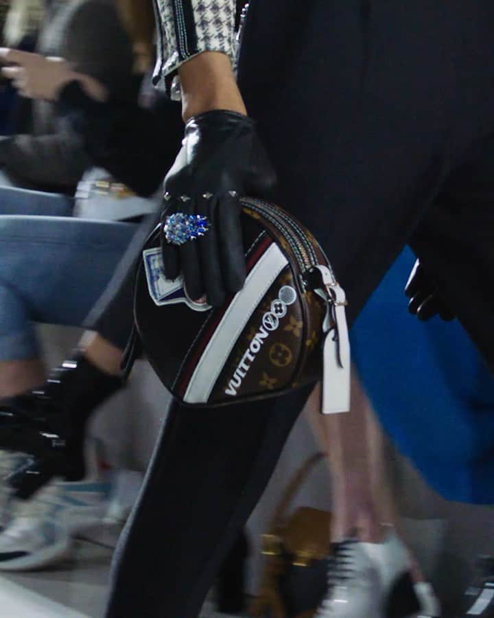 のインスタグラム：「#LVCruise Varying stripes. A closer look at @NicolasGhesquiere’s latest #LouisVuitton collection presented at the TWA Flight Center in New York. Watch the show now at louisvuitton.com」