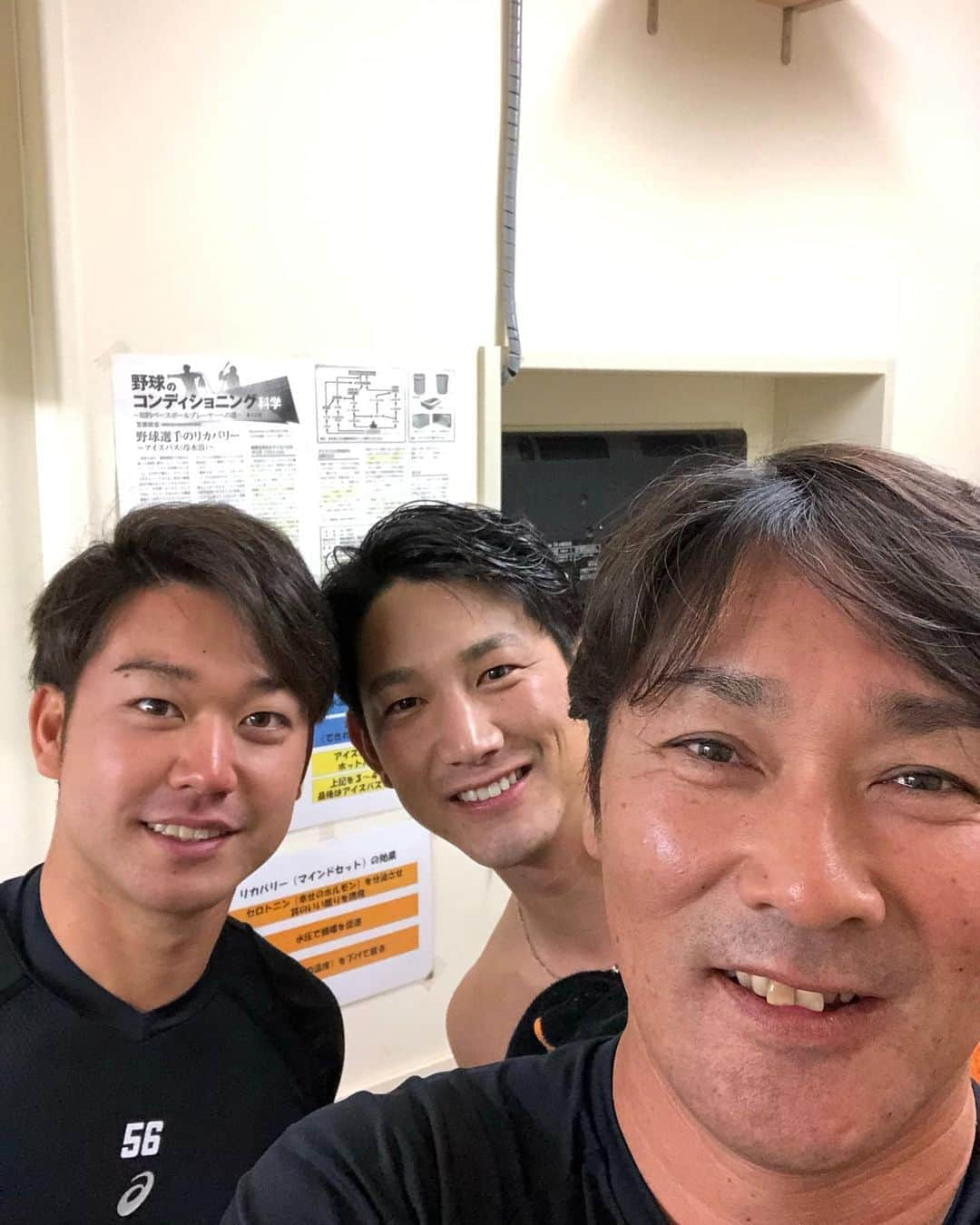 元木大介のインスタグラム：「おはようございます😃 今日は朝から小林選手のお風呂上がりと🛀 近くにいた山本選手です！  今日はこの2人が活躍してくれるかな？ 頑張ってほしい〜〜 今日は勝つぞ〜💪⚾️ #元木の一言  #元木大介 #日本 #japan #プロ野球 #野球 #読売ジャイアンツ #ジャイアンツ #巨人 #giants #baseball #東京ドーム #小林誠司 選手 #山本泰寛 選手」