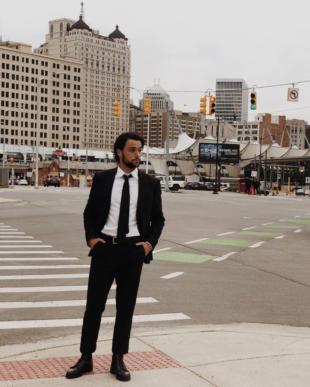 ジャック・ファライーさんのインスタグラム写真 - (ジャック・ファライーInstagram)「Detroit for a wedding (not my wedding). Boots @therealphilliplim, suit @johnvarvatos, belt @shinola. My face, @ me」5月12日 9時35分 - jackfalahee