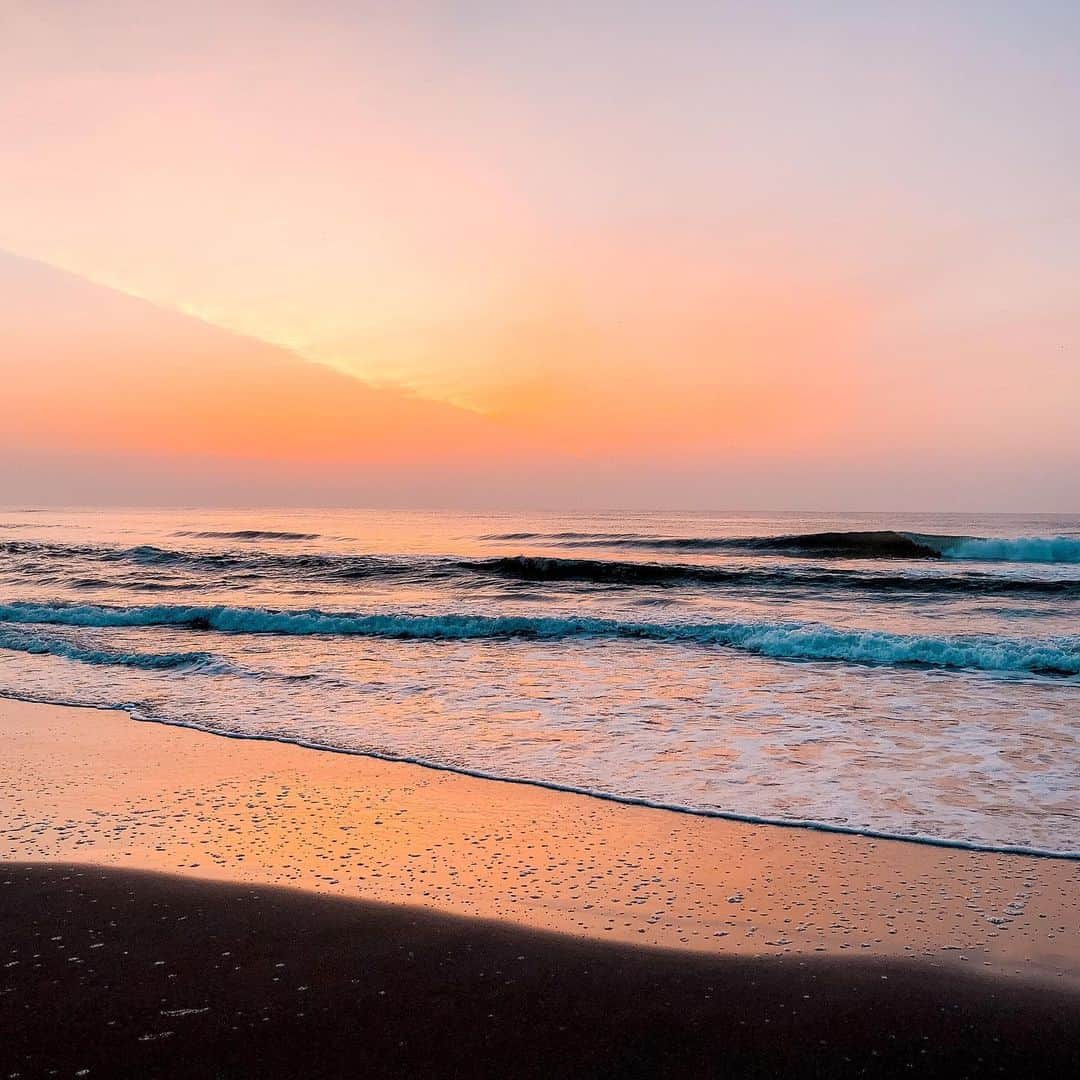 DJ U-ICHIのインスタグラム：「#U散歩 #morning  #sunrise  #sea #orange 🚶‍♂️👣👣👣🚶‍♂️#母の日」