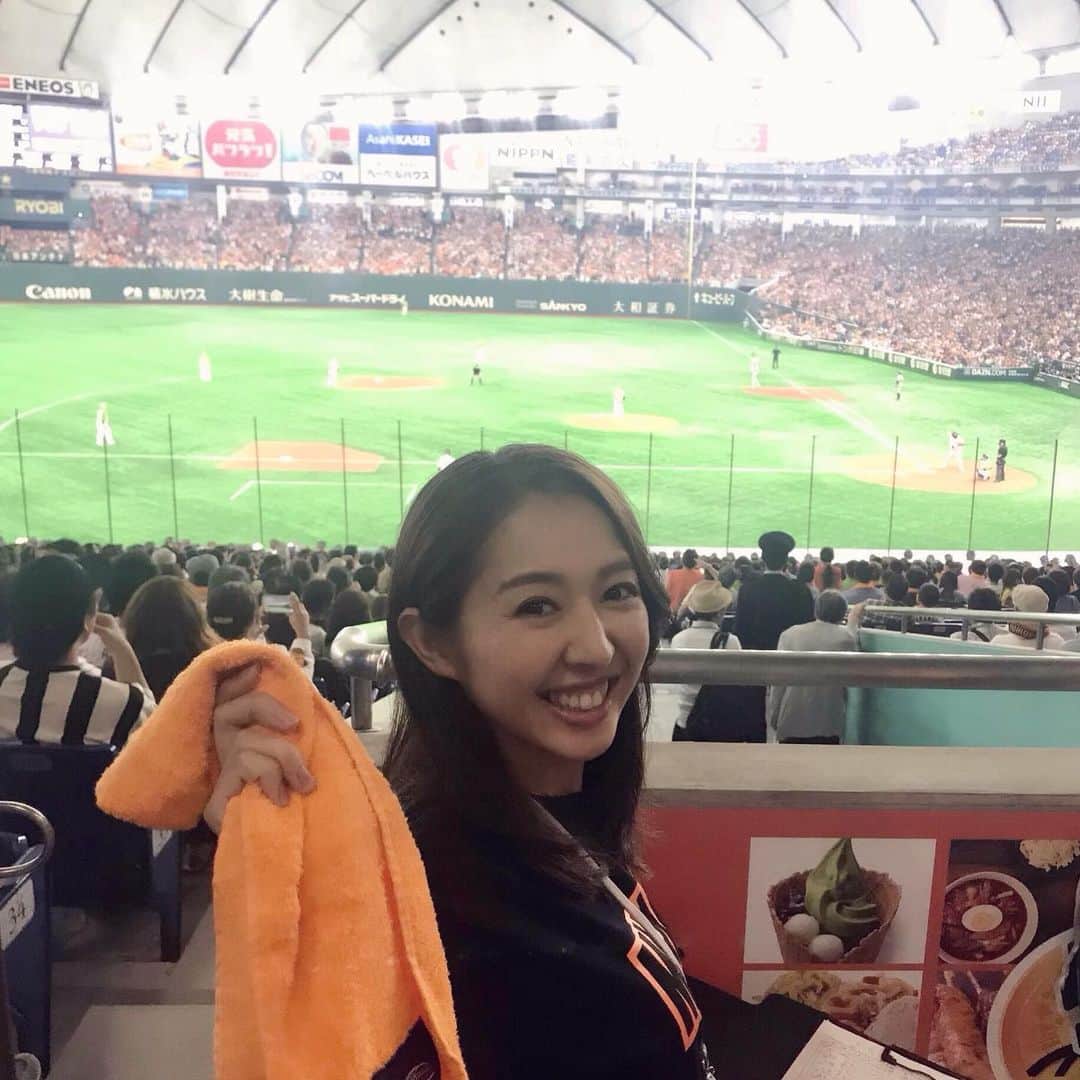 阿部智帆のインスタグラム：「昨日の9回裏スタンバイ中💫 . . スタンバイと言いつつ みなさんと一緒に本気の観戦＆応援しちゃいました🙈🧡 . 今日はたくさんタオルを回せるように🤩 選手へ全力のエールを送りましょう‼︎ . 熱いご声援よろしくお願いします🧡‼︎ . . #giants #巨人 #ヤクルトスワローズ  #プロ野球 #カード勝ち越しへ #勝ちとれ #🧡」
