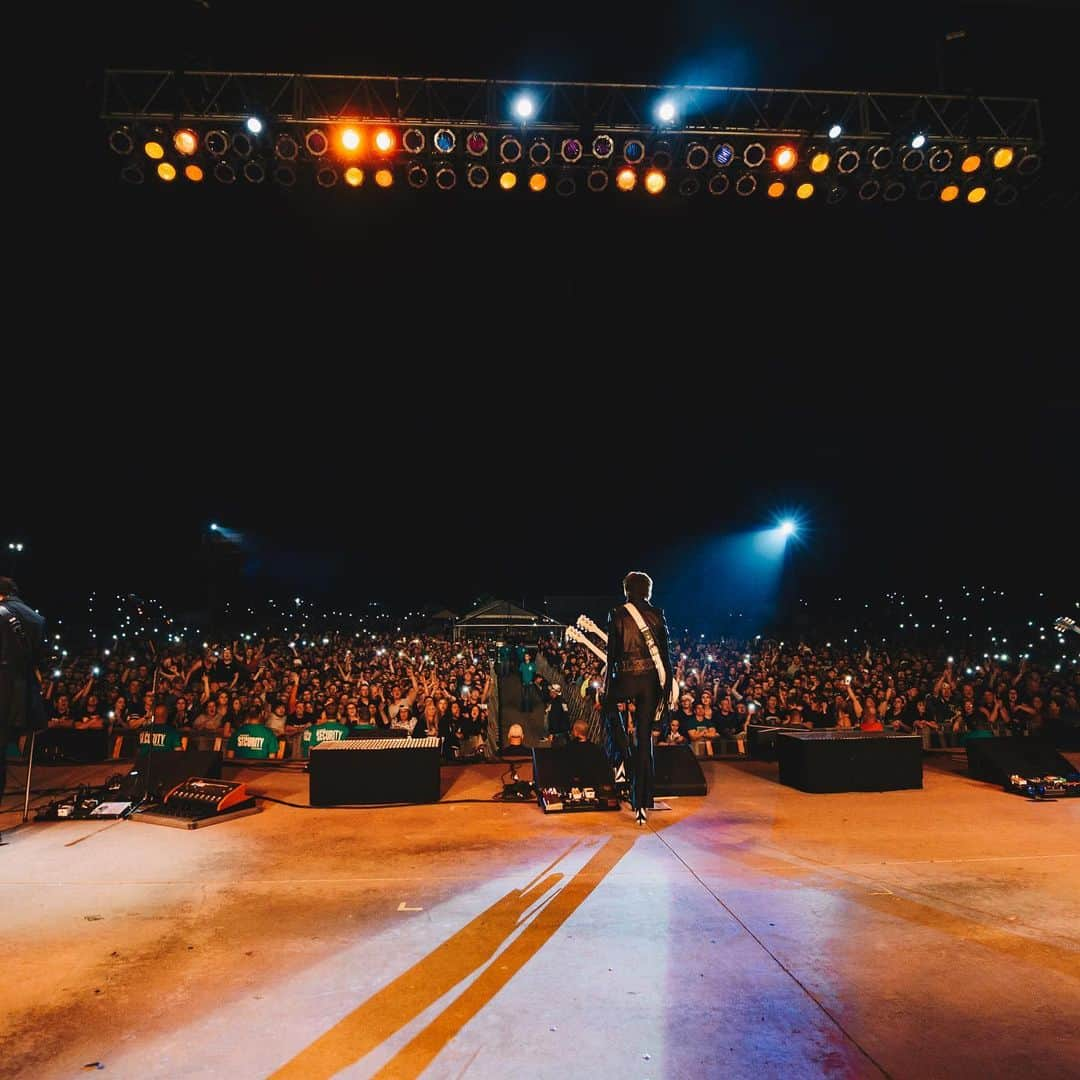 ジー・ヘイルさんのインスタグラム写真 - (ジー・ヘイルInstagram)「So amazing to HEADLINE #RiverRiot #iowa !! @judyhwon @897theriverrocks」5月12日 9時37分 - officiallzzyhale