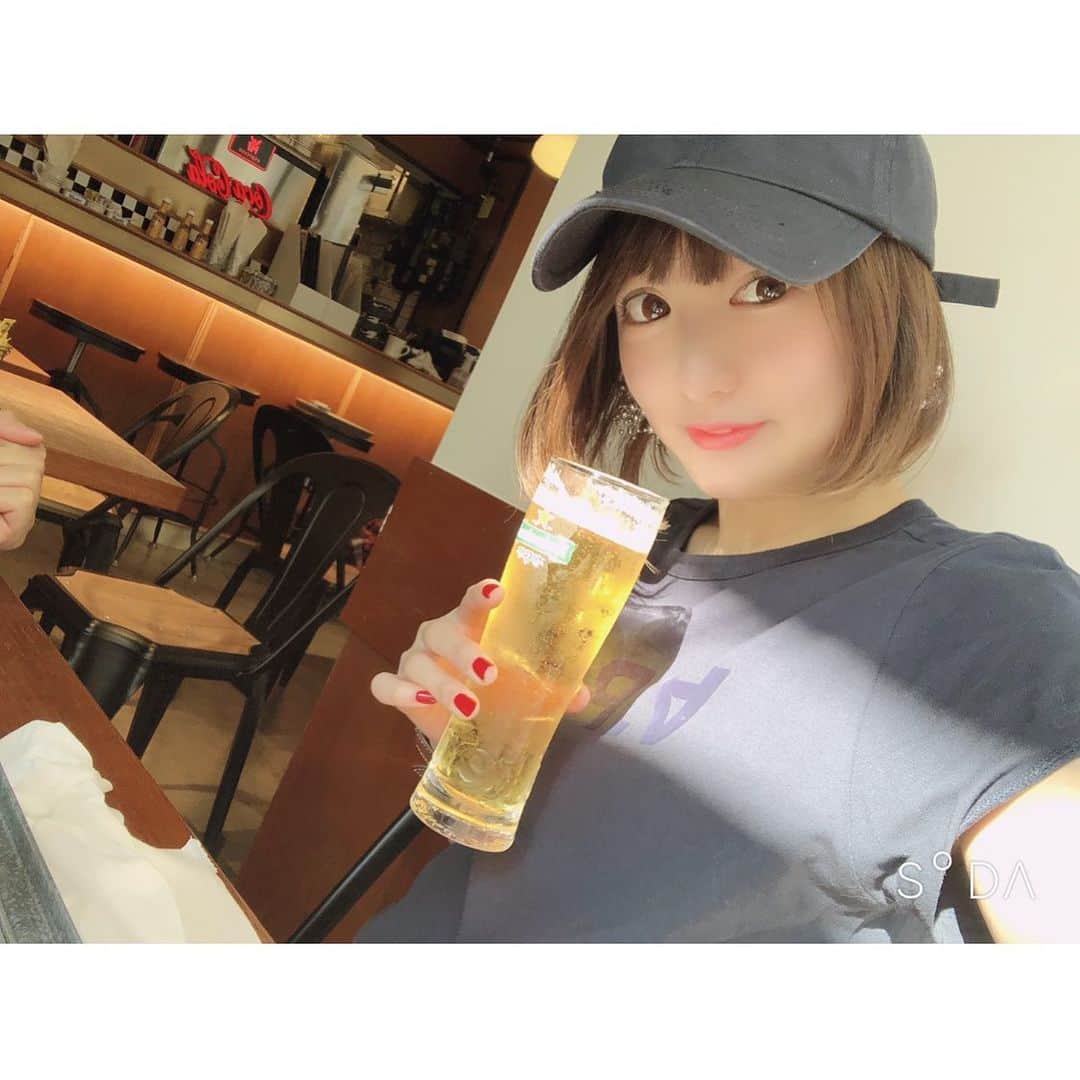 東なつ紀のインスタグラム：「a.p.c のTしゃつお気に入り❤️💙 #apc #こんばーす  #三軒茶屋カフェ  #ハンバーガー🍔 #ビール女子  昔ビール女子とかいう企画してたの思い出した笑笑」
