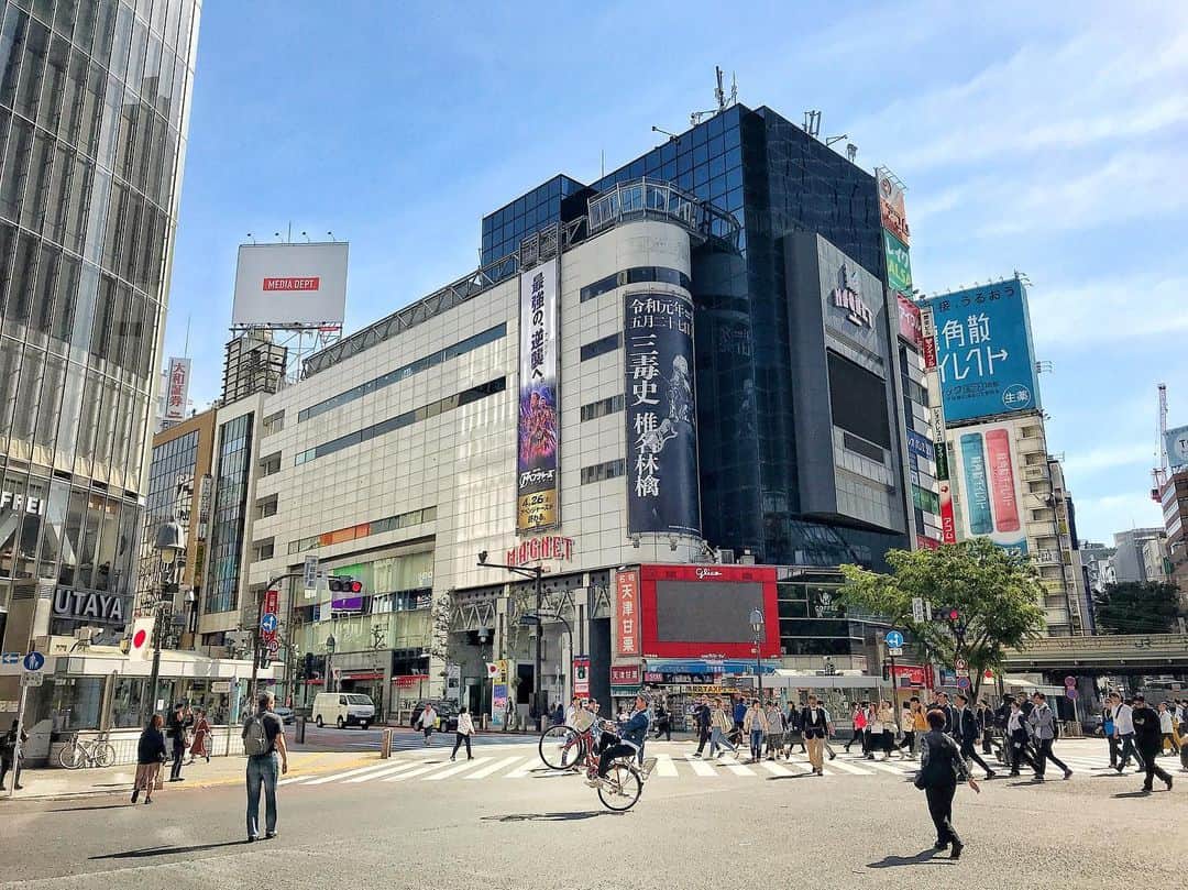 まもる( ´ ▽ ` )ﾉさんのインスタグラム写真 - (まもる( ´ ▽ ` )ﾉInstagram)「#乗るオヤジ  人が少ないと分かりづらい  #スクランブル交差点 Shot by @tt_kichi  #渋谷 #shibuya #shibuyacrossing」5月12日 9時49分 - mamotoraman