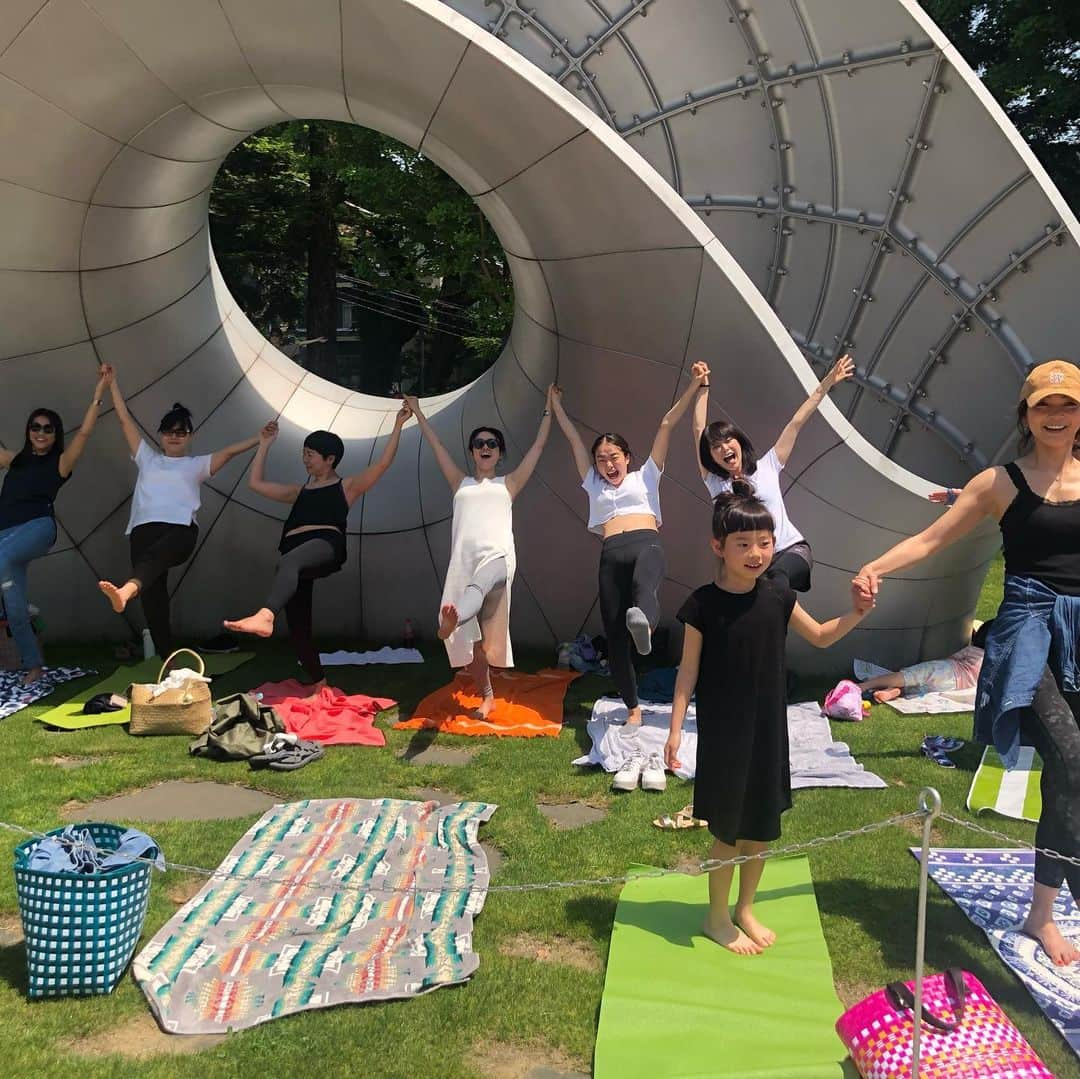 野沢和香さんのインスタグラム写真 - (野沢和香Instagram)「Happy mother's day🙋‍♀️⤴︎ After Yogaは来てくれた皆とテラスでランチ♪  大好きなお友達がこんな風に来てくれて、ヨガしてくれて、私は幸せ者だ！👯‍♀️🤤！ 風が心地よくて、 皆の顔を見ながら飲む 仕事の後の一杯😎は最高でした！  あー笑った⤴︎ 皆ラブ❣️ ありがとう！」5月12日 9時56分 - wakanozawa