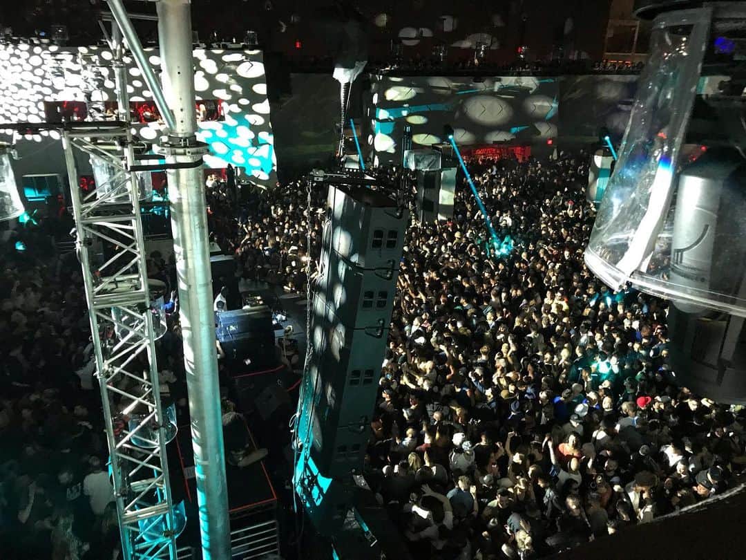 DJ Yummyのインスタグラム：「frame, catsle, and crazy people 大箱っていうかたけし城だね。ブラックコーヒーがフロアをしばき倒してて痛快‼️ラウンジエリアの作り込みが印象的だったな。芸が細かすぎて写真うまく撮れなかった😄 今ちょうどラウンジについて勉強中なので良かった。 #blackcofee#housemusic#musicspa#music#ny#brooklyn#soundspa」