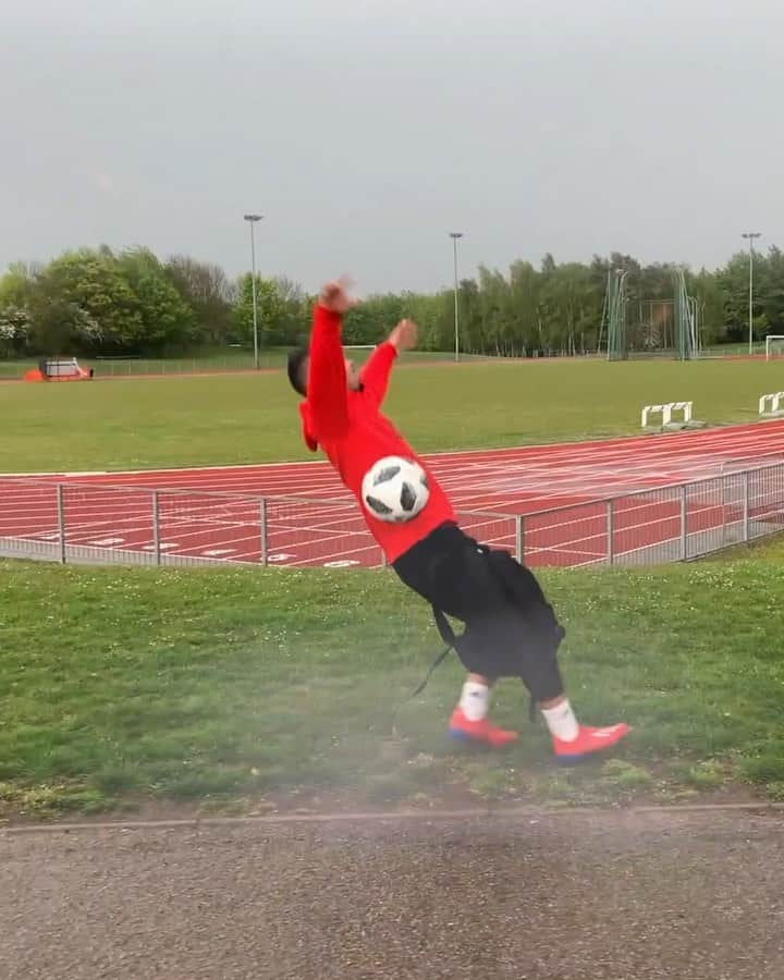 のインスタグラム：「TAG A MATE WHO’S ALWAYS UNLUCKY! 😩⚡️🤣 NEW VIDEO OUT NOW! 🎥 LINK IN BIO 🔗」