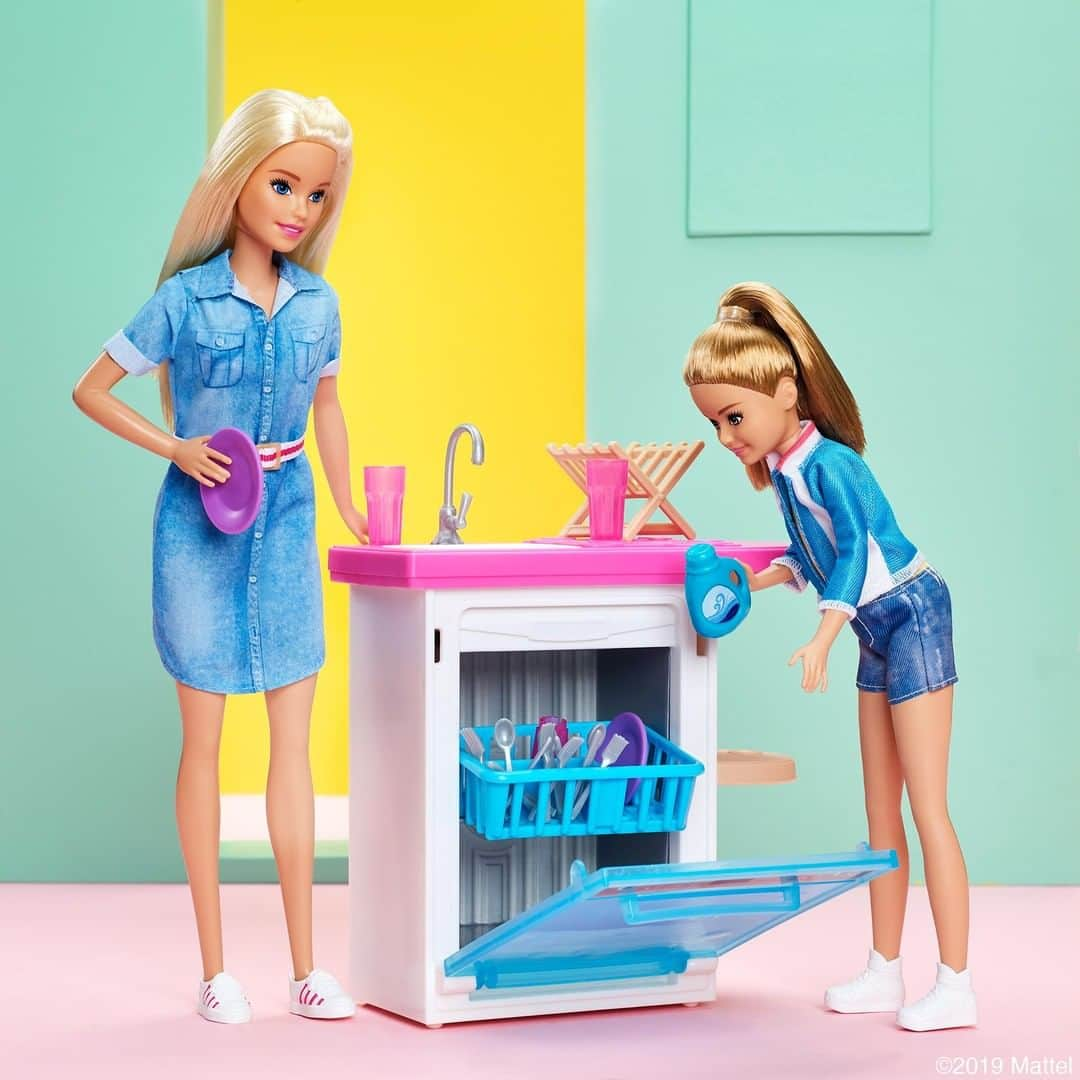 バービーさんのインスタグラム写真 - (バービーInstagram)「Washing dishes is faster and more fun when you’re not the only one! 🍽 #Barbie」5月12日 1時00分 - barbie