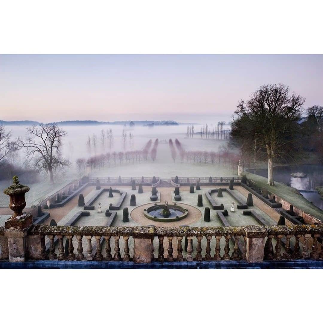 のインスタグラム：「Morning dew at the Jasper Conran’s Ven House in Somerset, England.⠀ Shot by Conran for his book "Country," 2012.」
