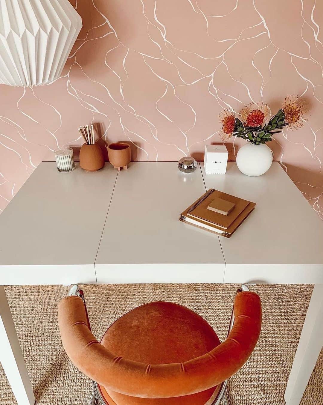 Urban Outfittersさんのインスタグラム写真 - (Urban OutfittersInstagram)「Cutest desk ever? @ezzwilson used our removable wallpaper to give her workspace the easiest refresh. @UrbanOutfittersHome」5月12日 1時04分 - urbanoutfitters