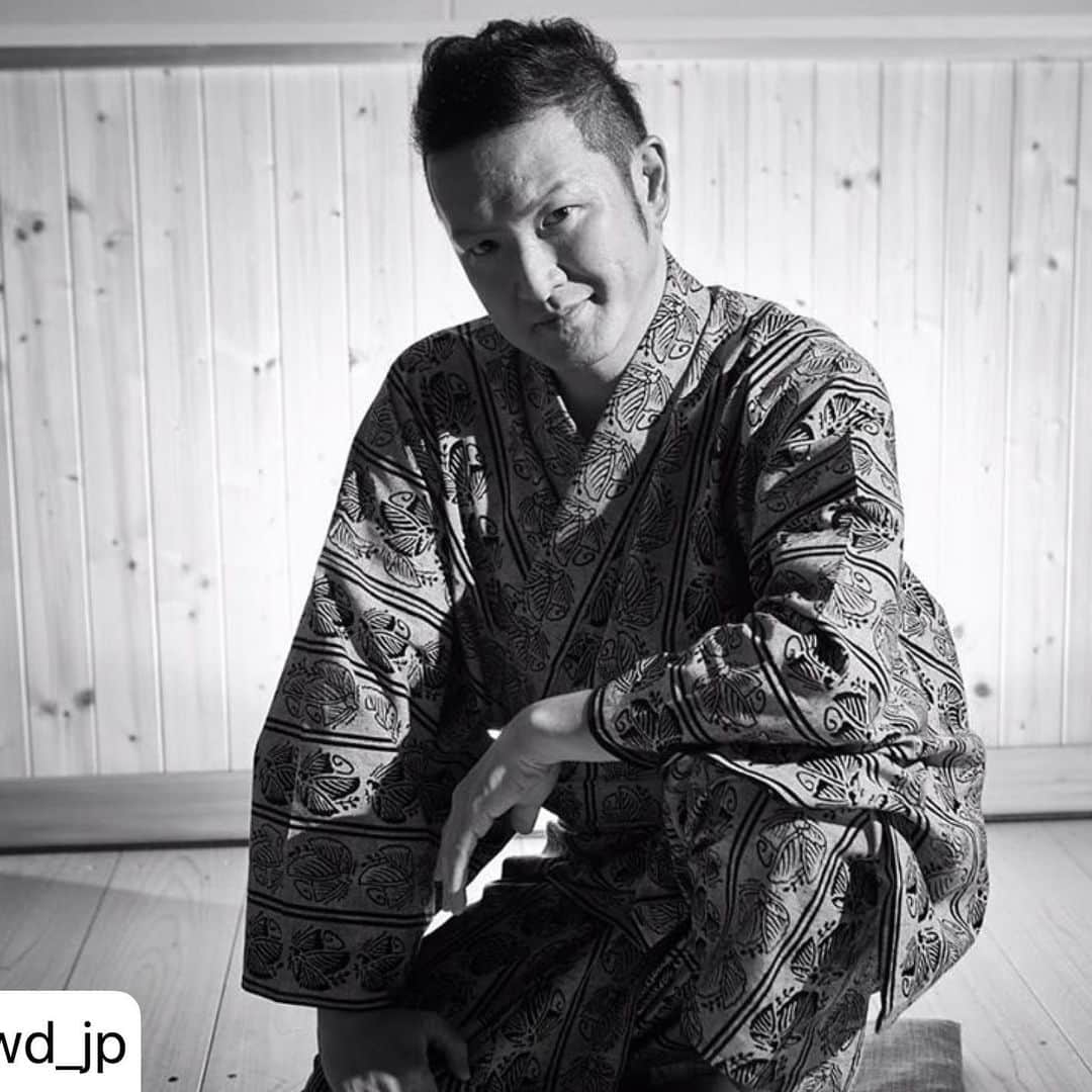 中村獅童さんのインスタグラム写真 - (中村獅童Instagram)「#repost @wwd_jp ・・・ 【インタビュー】中村獅童による新たな「女殺油地獄」　リアルを追求し「夢の世界ではなく現実を見せる」﻿ ﻿ 　中村獅童による“オフシアター歌舞伎”「女殺油地獄（おんなころしあぶらのじごく）」が5月11〜17日に東京・天王洲アイルの寺田倉庫で、22〜29日に新宿FACEで上演される。近松門左衛門による原作のテーマは、人間の本質を扱った普遍的なものだが、今回特筆すべきは、通常の劇場とは違って360度から観ることができるステージと、観客と演者の近さだ。それはかつて舞台と客席が近い芝居小屋で行われ、大衆娯楽として愛された歌舞伎本来の姿に近いものともいえる。広告ビジュアルは写真家の小浪次郎が撮り下ろし、スタイリストの長瀬哲朗による衣装とも相まって歌舞伎のイメージを覆すような一枚に仕上がった。しかし、主人公の与兵衛を演じる中村獅童が着こなす“洋服”は、歌舞伎や日本に欠かせない赤である。そんな“伝統”と“革新”が入り混じった「女殺油地獄」は、どのような舞台になるのか。主人公の与兵衛を演じる中村獅童に話を聞いた。﻿ ﻿ WWD：今回の演目にはどんな思いを込めましたか？﻿ ﻿ 中村獅童（以下、獅童）：今回は歌舞伎ファンだけでなく、ファッション好きや歌舞伎に興味がない人にも届くようにしたいと考えました。江戸時代は当然ファッション誌もメディアもなかったから、歌舞伎を観て着こなしをまねしたり、本当に起きた事件を題材にした芝居がニュースの役目も果たしたりと、とにかく時代の最先端でした。歌舞伎は古いものではなく、いつでも新しくないといけないと思うんです。それに歌舞伎が海外のファッションデザイナーに影響を与えたことや、ファッション誌が歌舞伎風に撮影したと聞くと日本の若者は共感してくれますが、そういったことを形として演目にし、振り向かせたいという思いがあります。﻿ ﻿ インタビューの続きはストーリーまたはプロフィールのリンクから🔗﻿ ﻿ #中村獅童 #歌舞伎 #女殺油地獄 #Kabuki #ShidoNakamura」5月12日 1時05分 - shido_nakamura