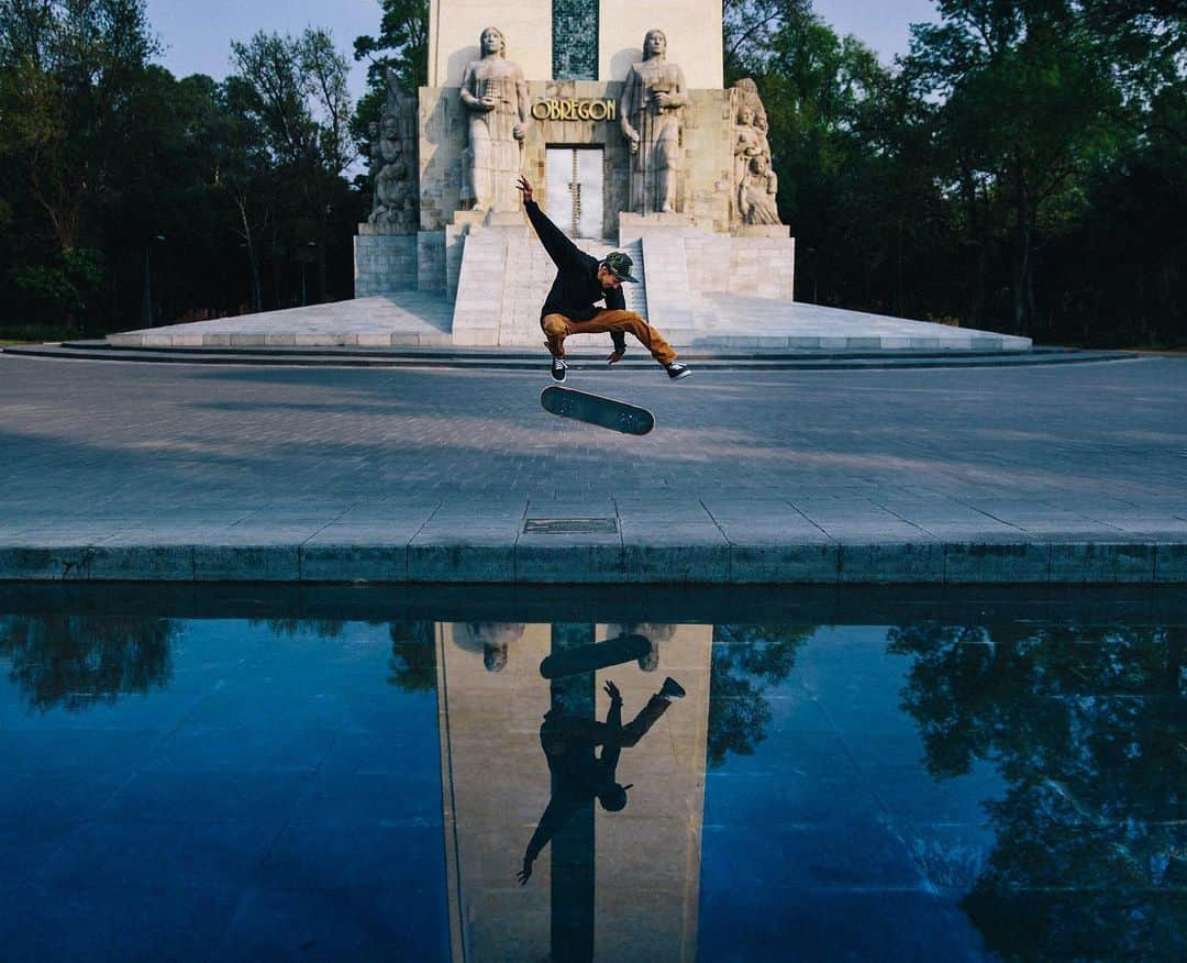 モンスターエナジーさんのインスタグラム写真 - (モンスターエナジーInstagram)「@fernanorigel taking some time to reflect as he hits iconic spots around Mexico City. Swipe right for all the action 🙌🏻 #MonsterEnergy #Street #Skateboarding」5月12日 1時09分 - monsterenergy