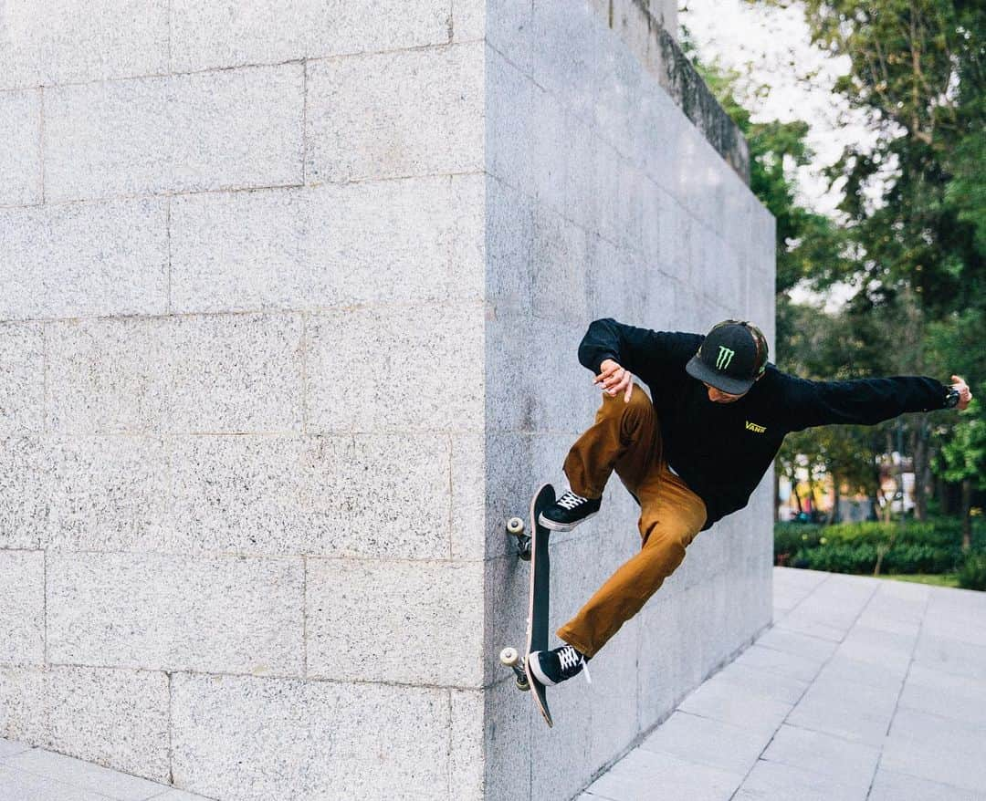 モンスターエナジーさんのインスタグラム写真 - (モンスターエナジーInstagram)「@fernanorigel taking some time to reflect as he hits iconic spots around Mexico City. Swipe right for all the action 🙌🏻 #MonsterEnergy #Street #Skateboarding」5月12日 1時09分 - monsterenergy